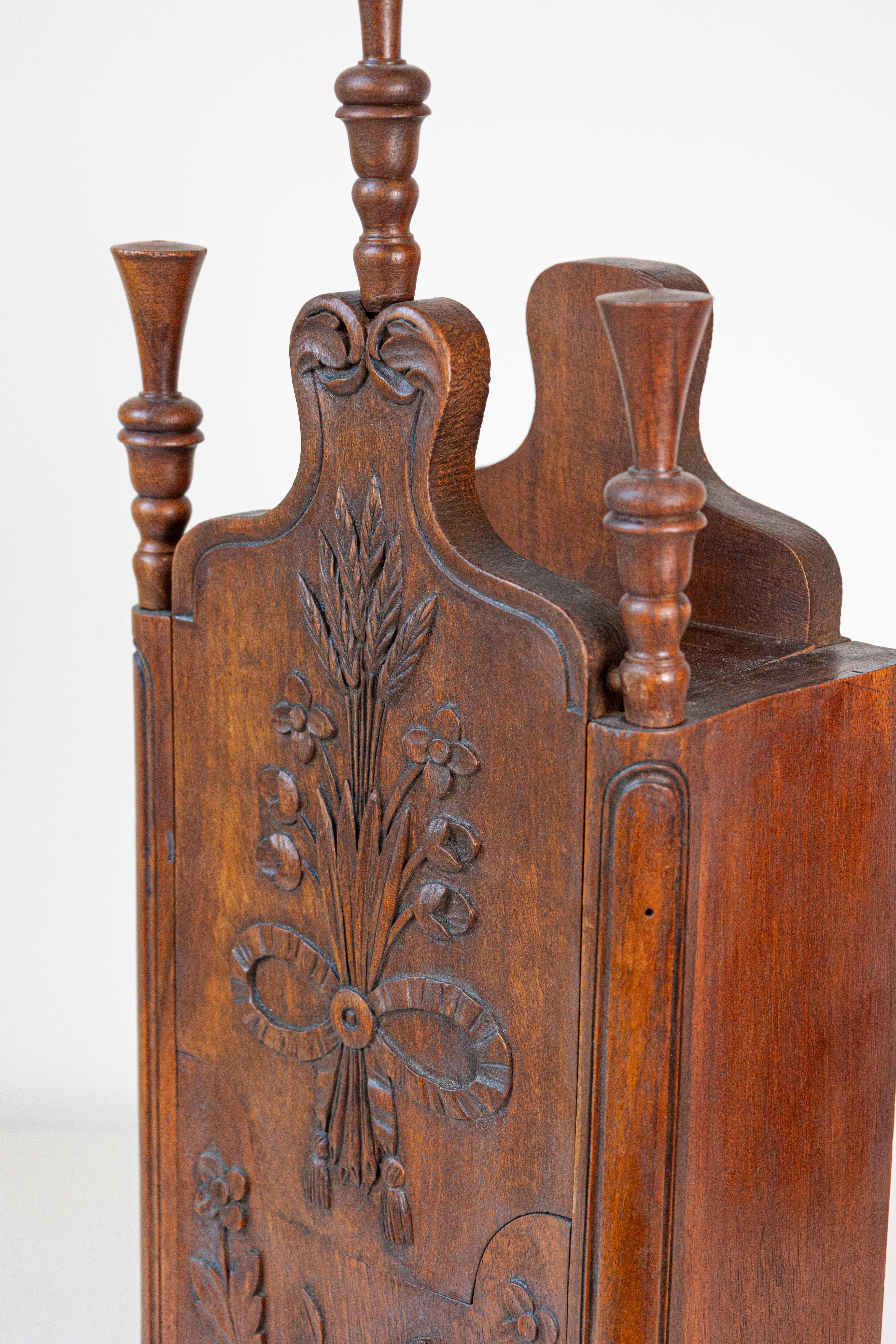 Noyer Boîte à farine Farinerio française de style Louis XV avec décor floral sculpté en vente
