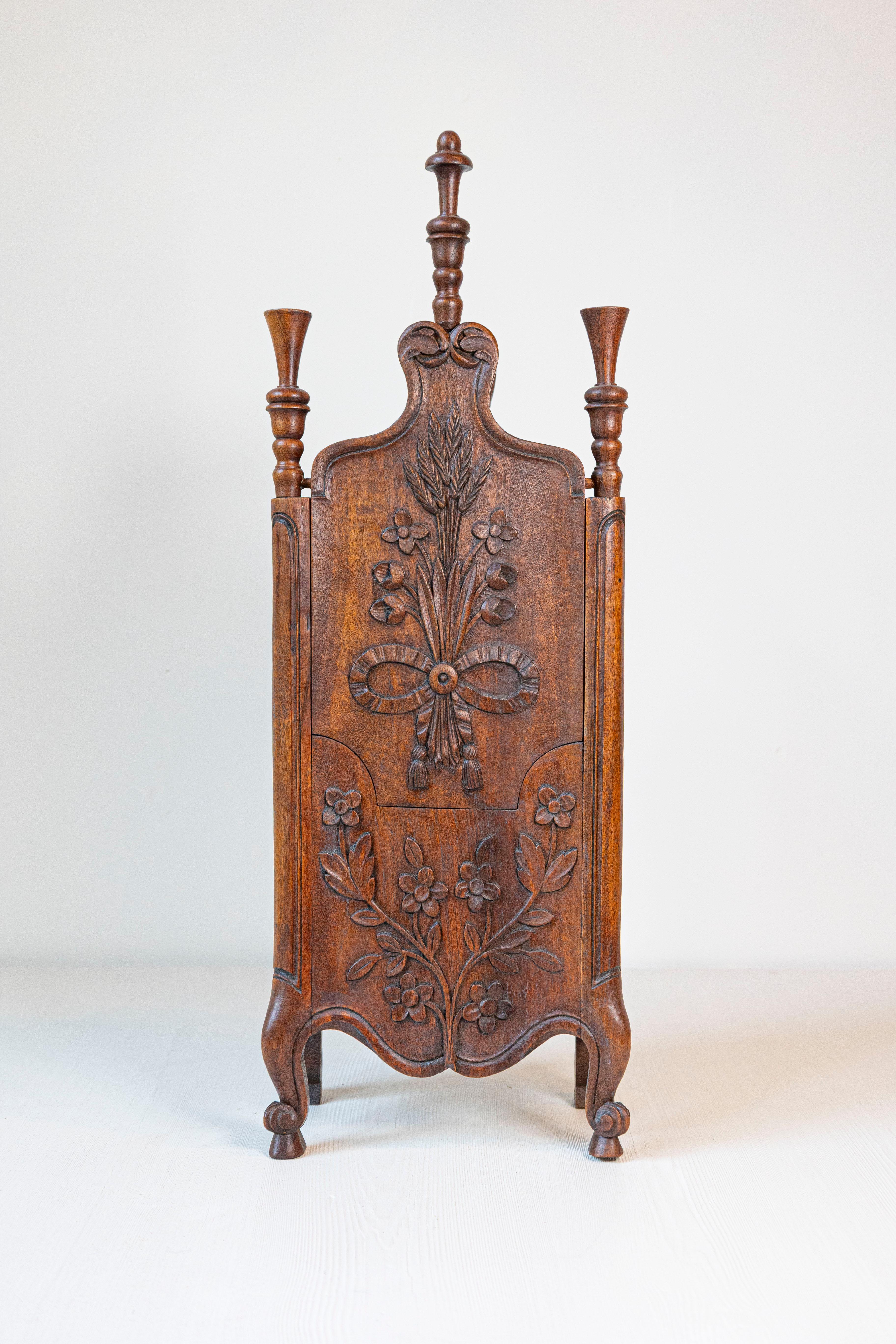 Boîte à farine Farinerio française de style Louis XV avec décor floral sculpté en vente 1