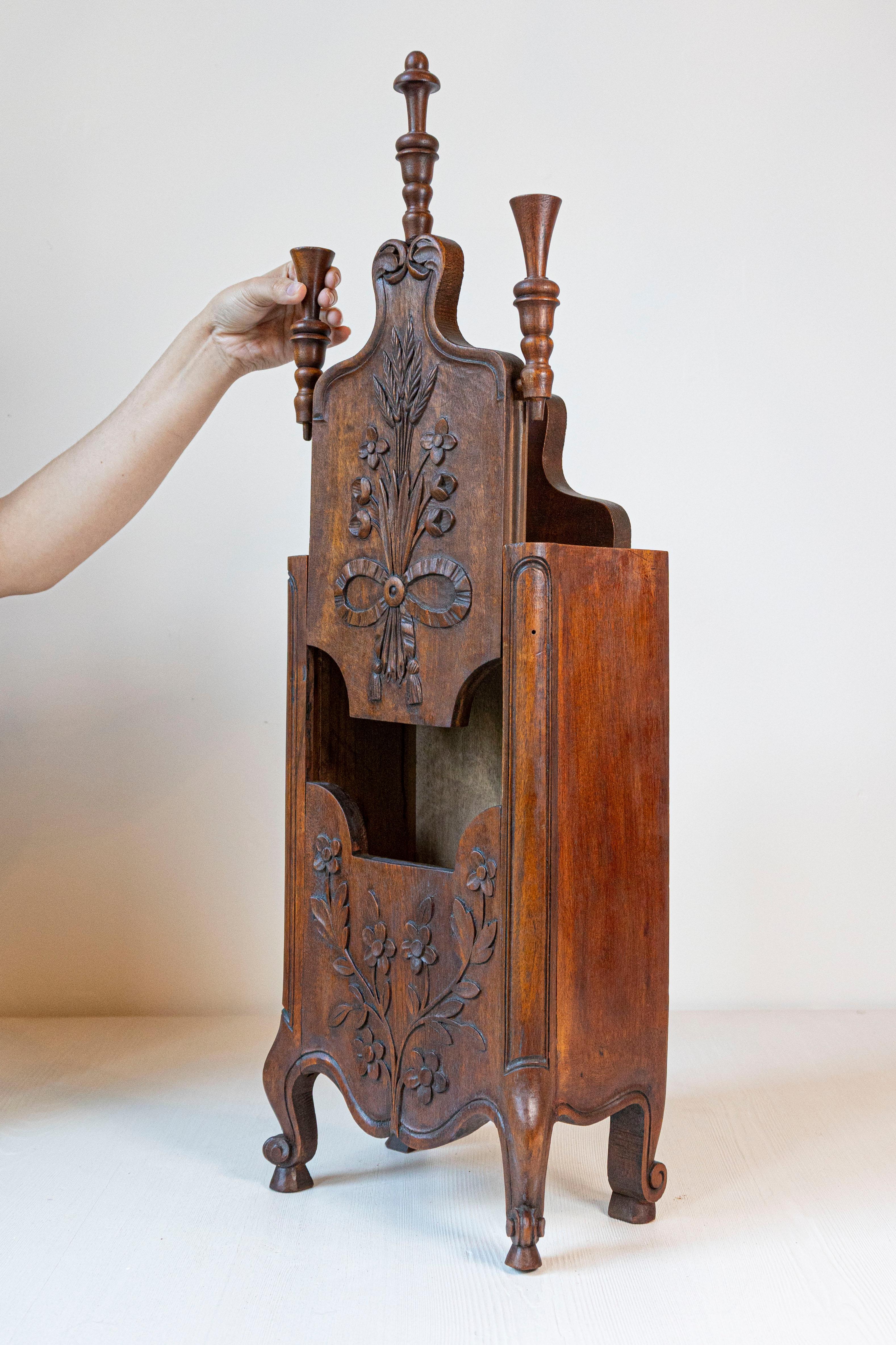 Boîte à farine Farinerio française de style Louis XV avec décor floral sculpté en vente 2