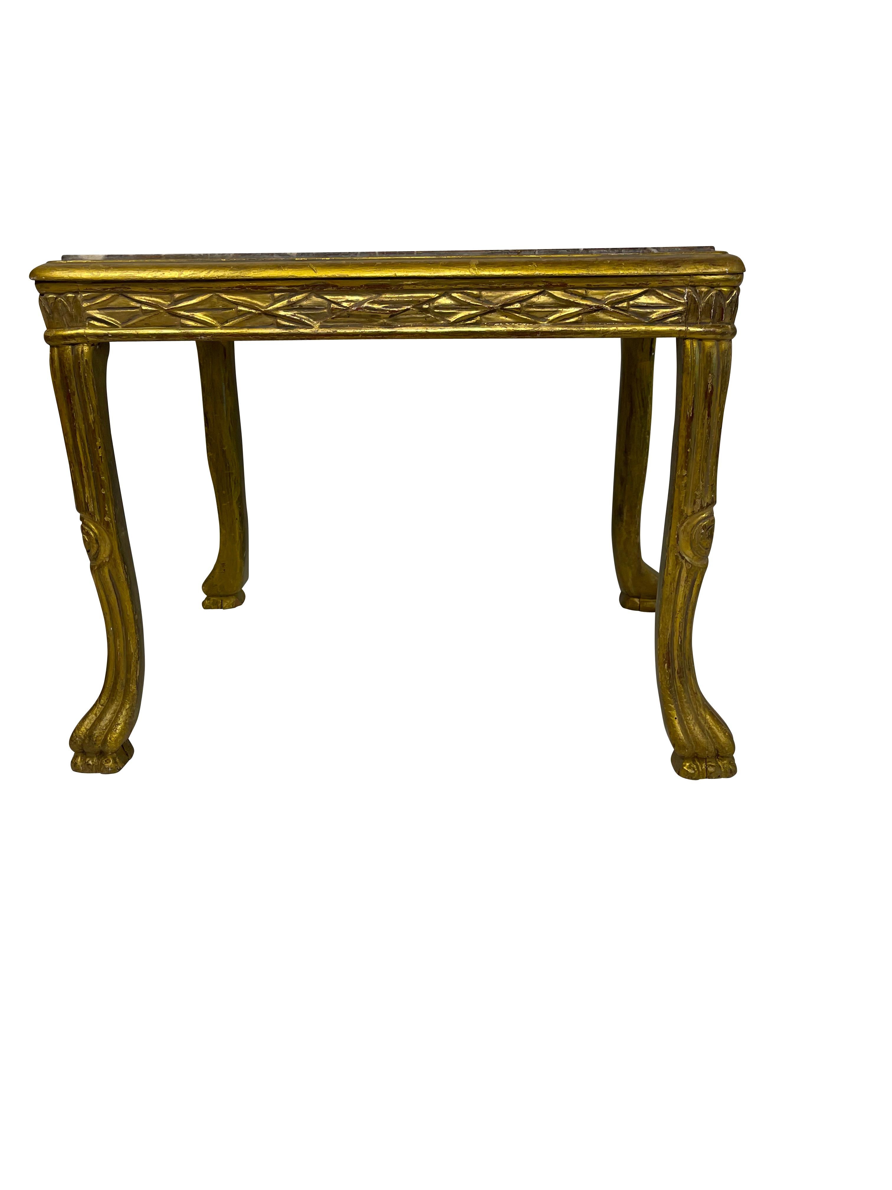 Hochdekorativer kleiner vergoldeter Beistelltisch im Louis XV-Stil mit grauer Marmorplatte, geschnitzten Beinen, die in Tatzenfüßen enden, und umfangreichen Schnitzereien.
Maße: 20 1/2