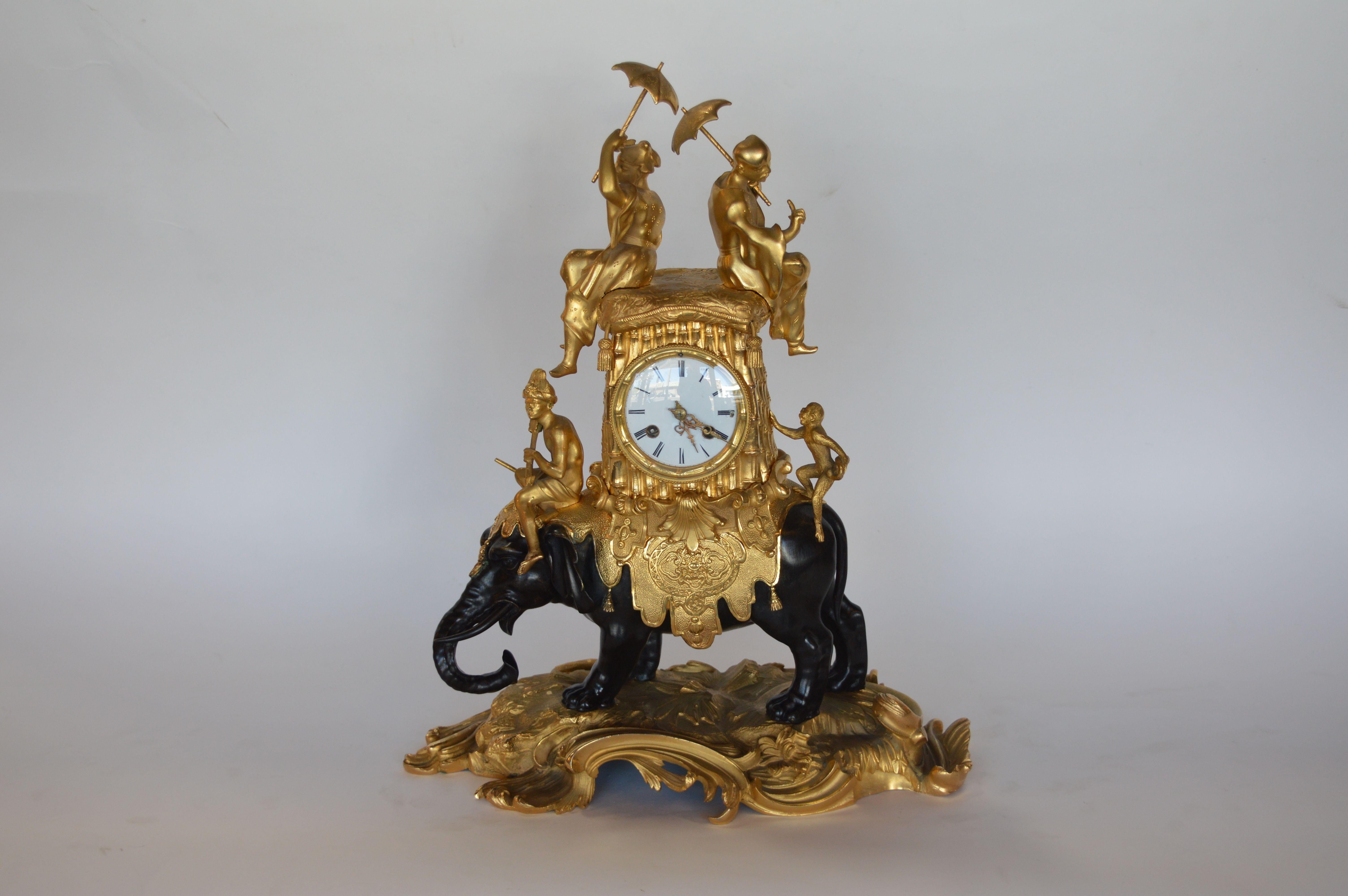 Magnifique horloge éléphant de style Louis XV en bronze doré signée par Barreau F de Bronzes, 19ème siècle.