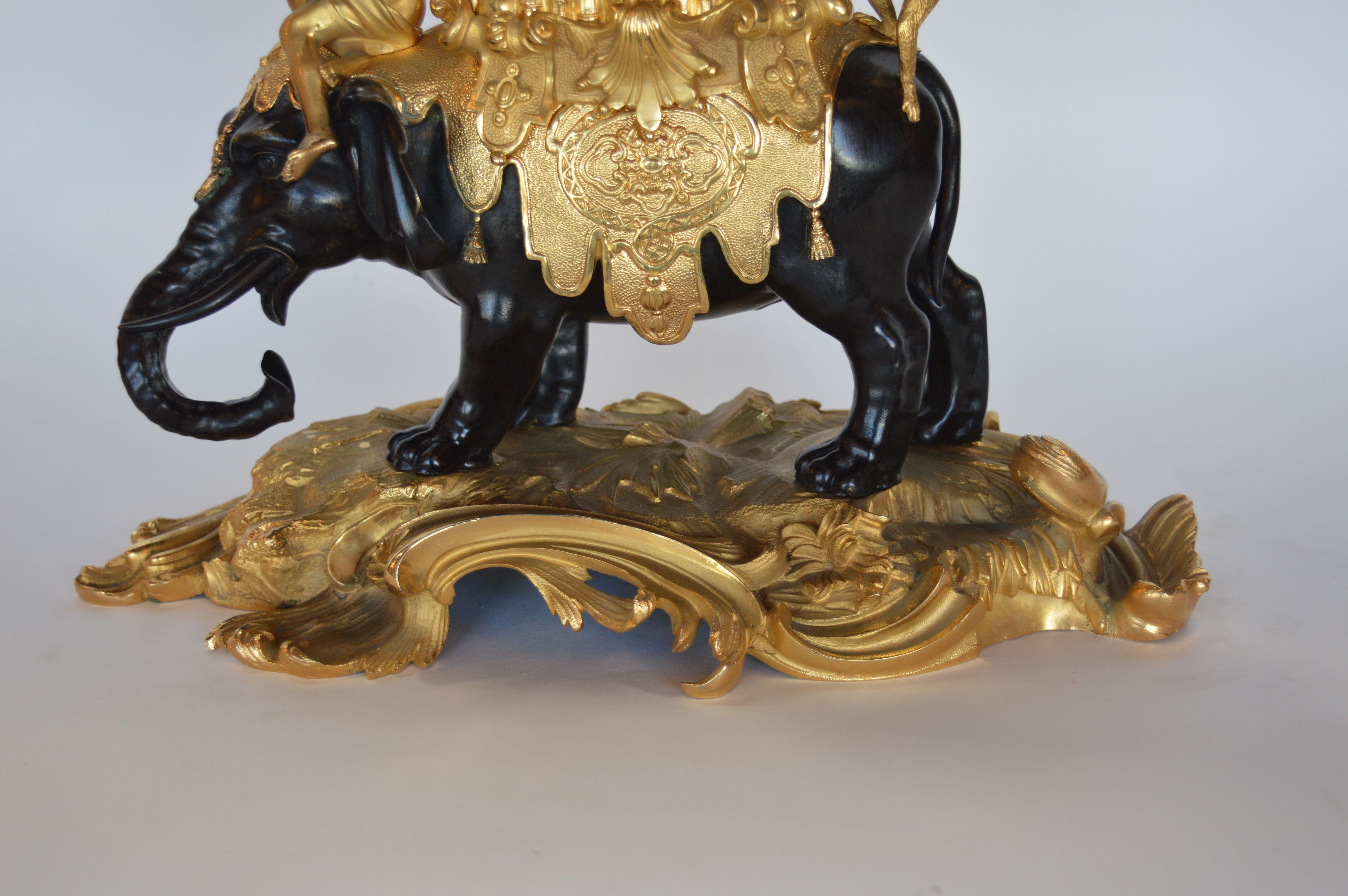 Français Horloge éléphant de style Louis XV en bronze doré signée par Barreau F de Bronzes en vente
