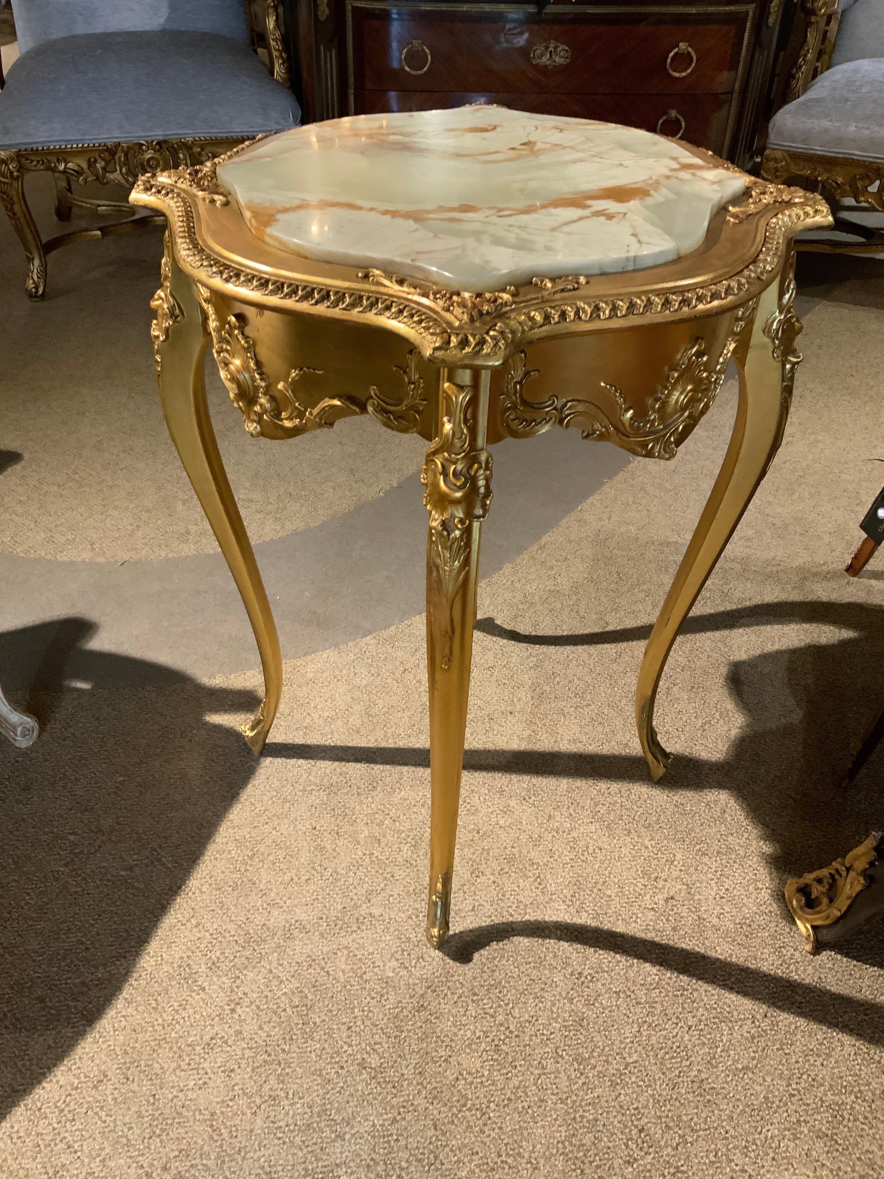 Louis XV-Style French giltwood occasional table/pedestal with alabaster top In Excellent Condition For Sale In Houston, TX