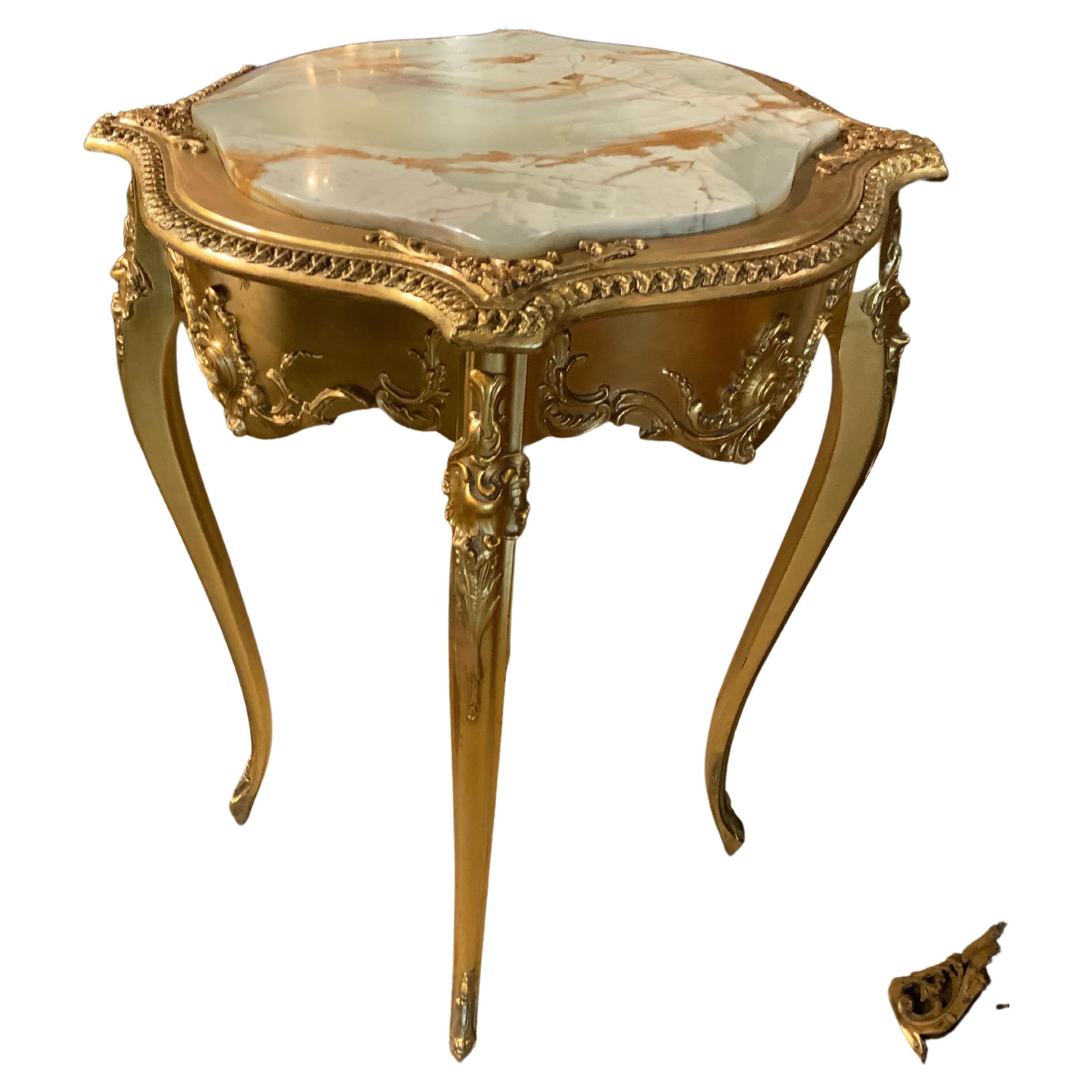Table d'appoint de style Louis XV en bois doré avec plateau en albâtre