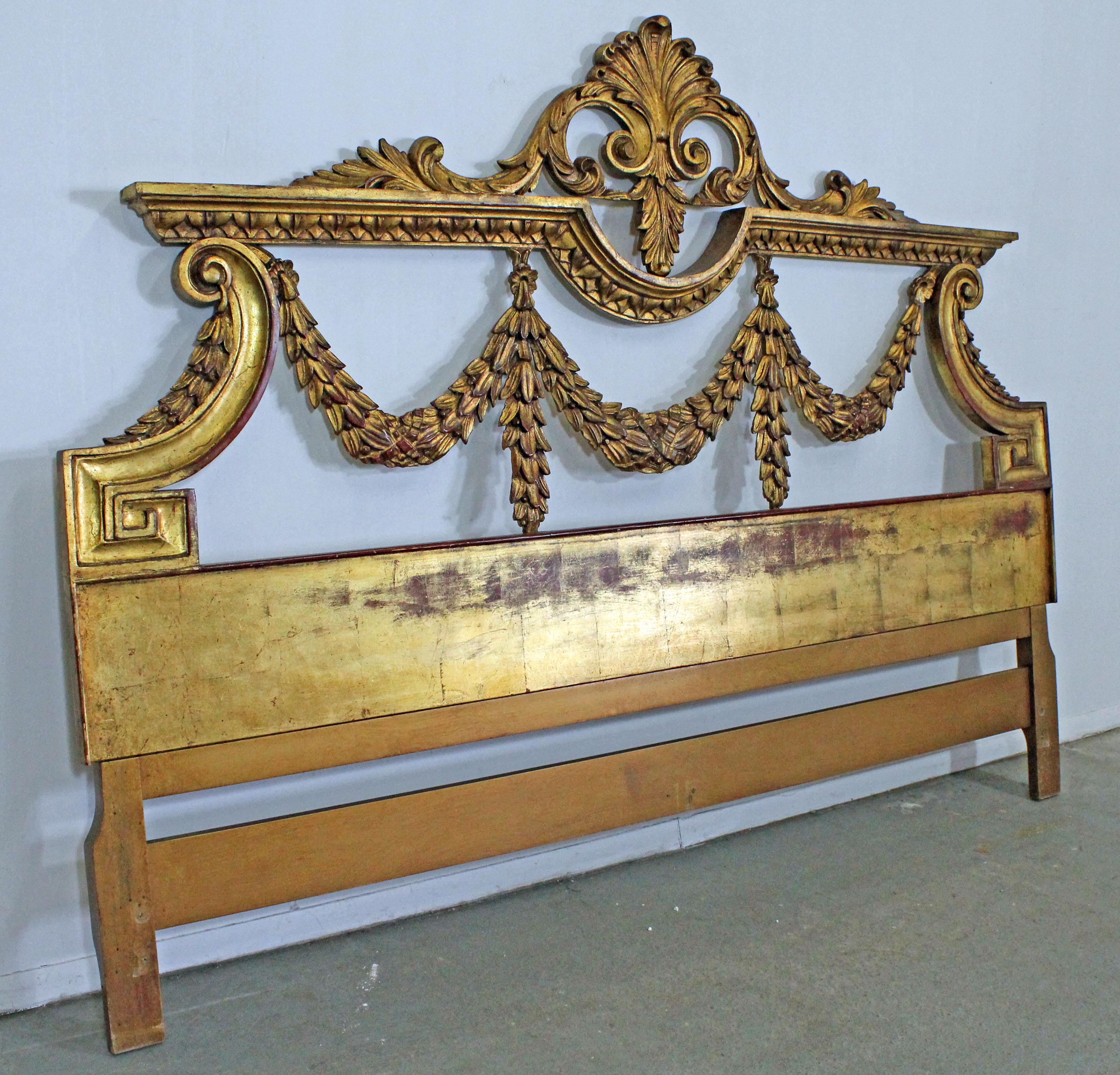 Offered is a gorgeous Louis carved XV style gold-gilded headboard with an antique look. Features a fleur-de-lis design and fits a king size mattress. In good condition, showing some age wear (see photos & condition). It is not signed.

Dimensions:
