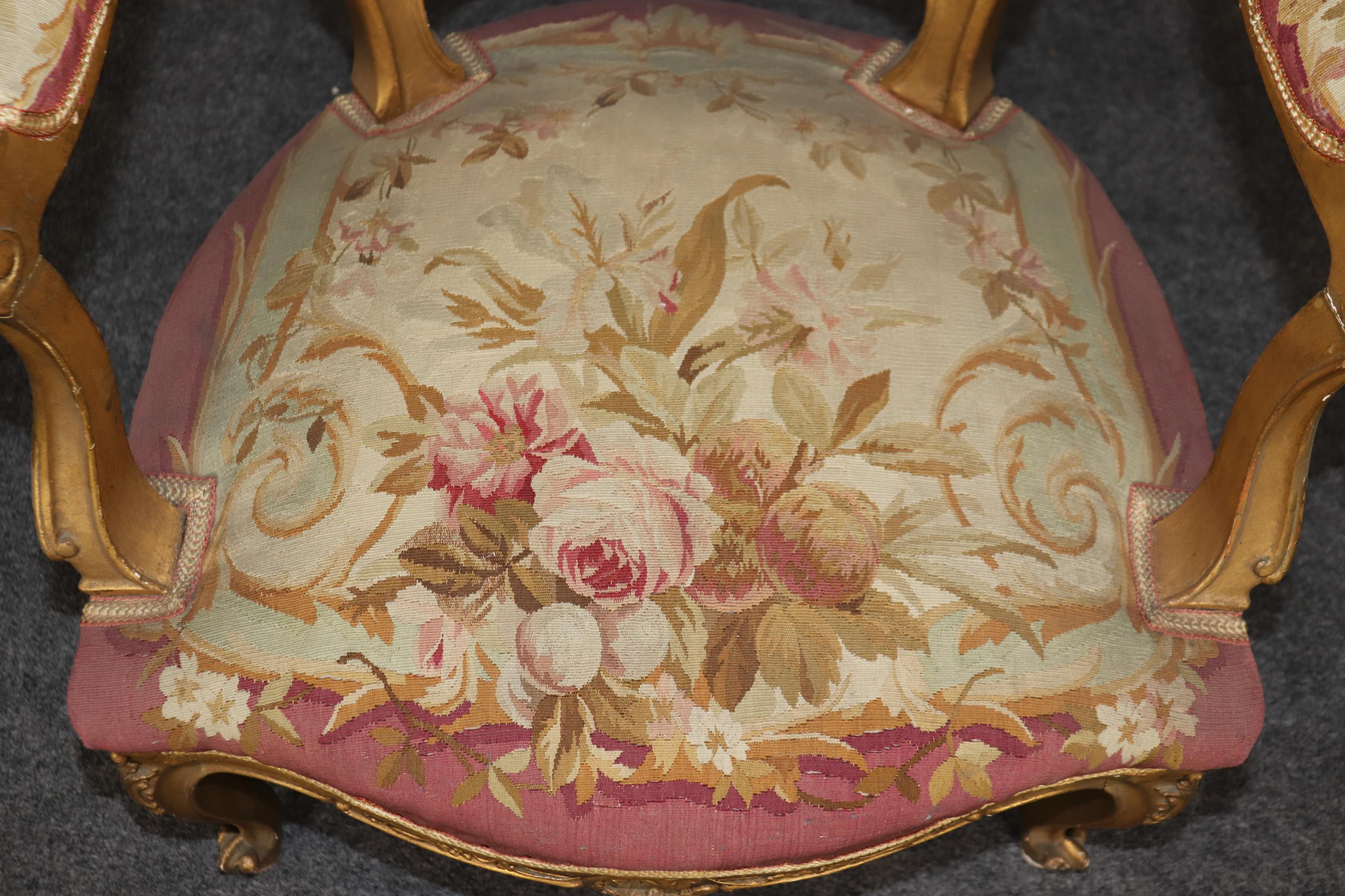 Sillón con brazo tapiz dorado francés estilo Luis XV en venta 4