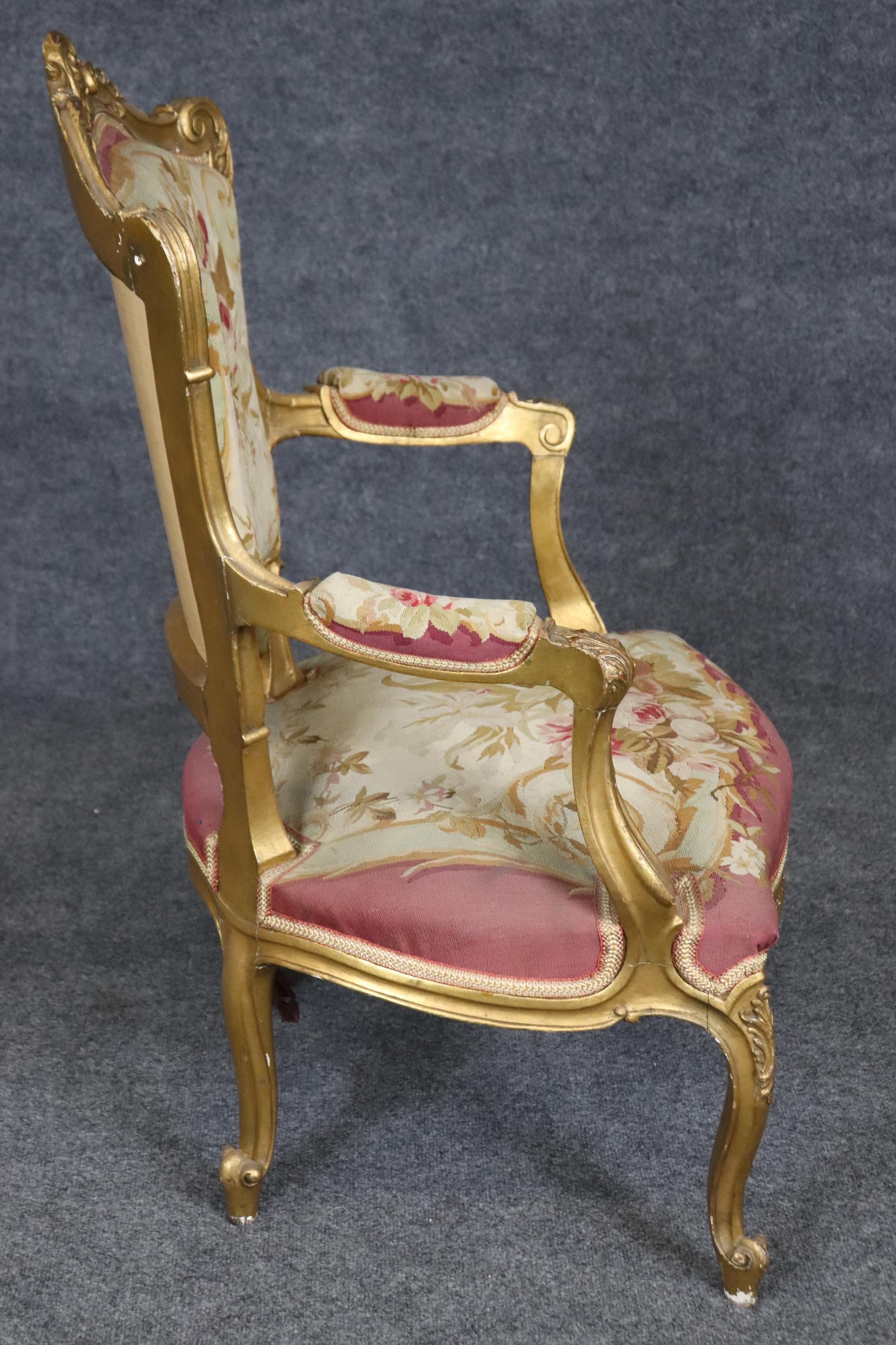 Sillón con brazo tapiz dorado francés estilo Luis XV en Bueno estado para la venta en Swedesboro, NJ