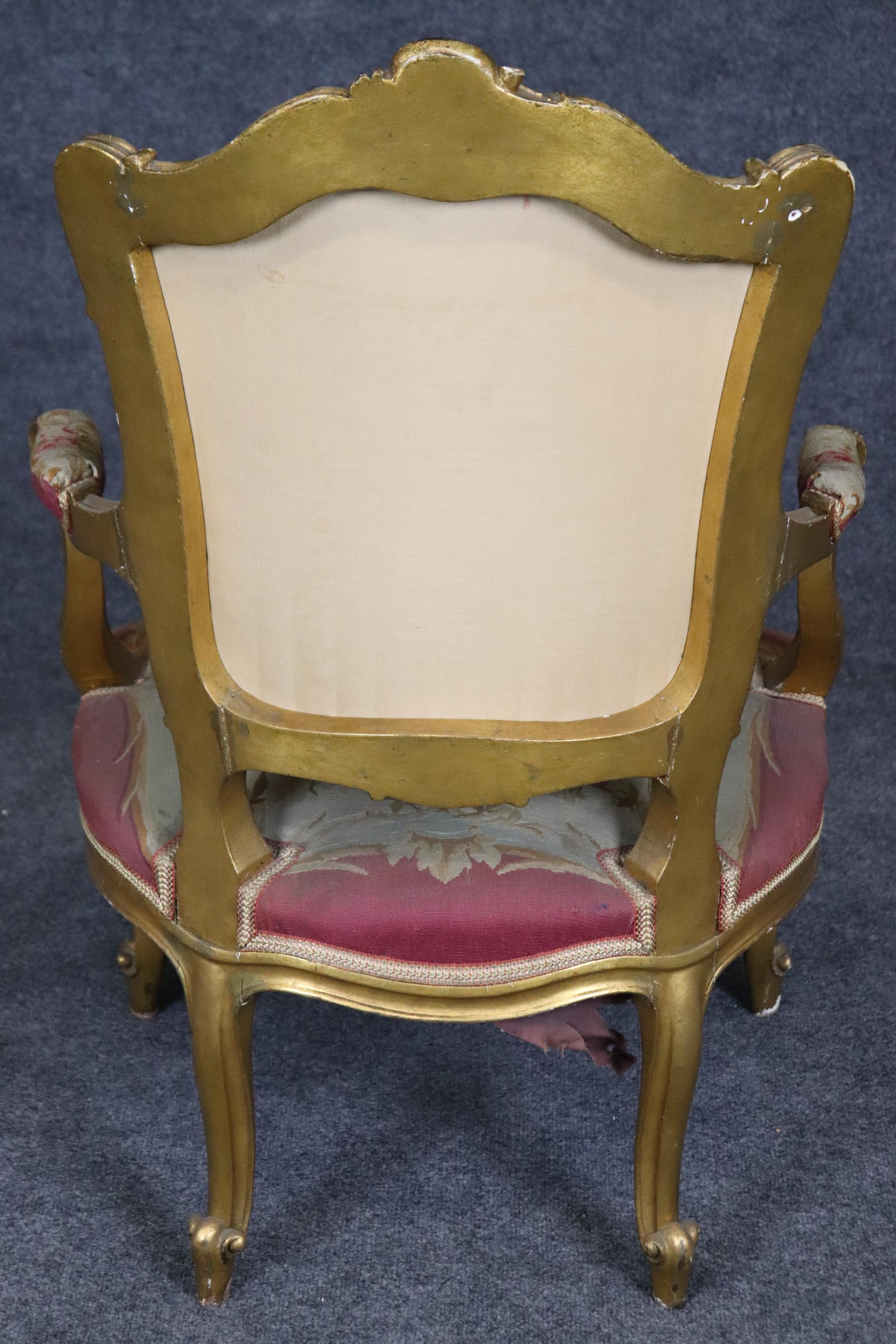 Sillón con brazo tapiz dorado francés estilo Luis XV principios del siglo XX en venta