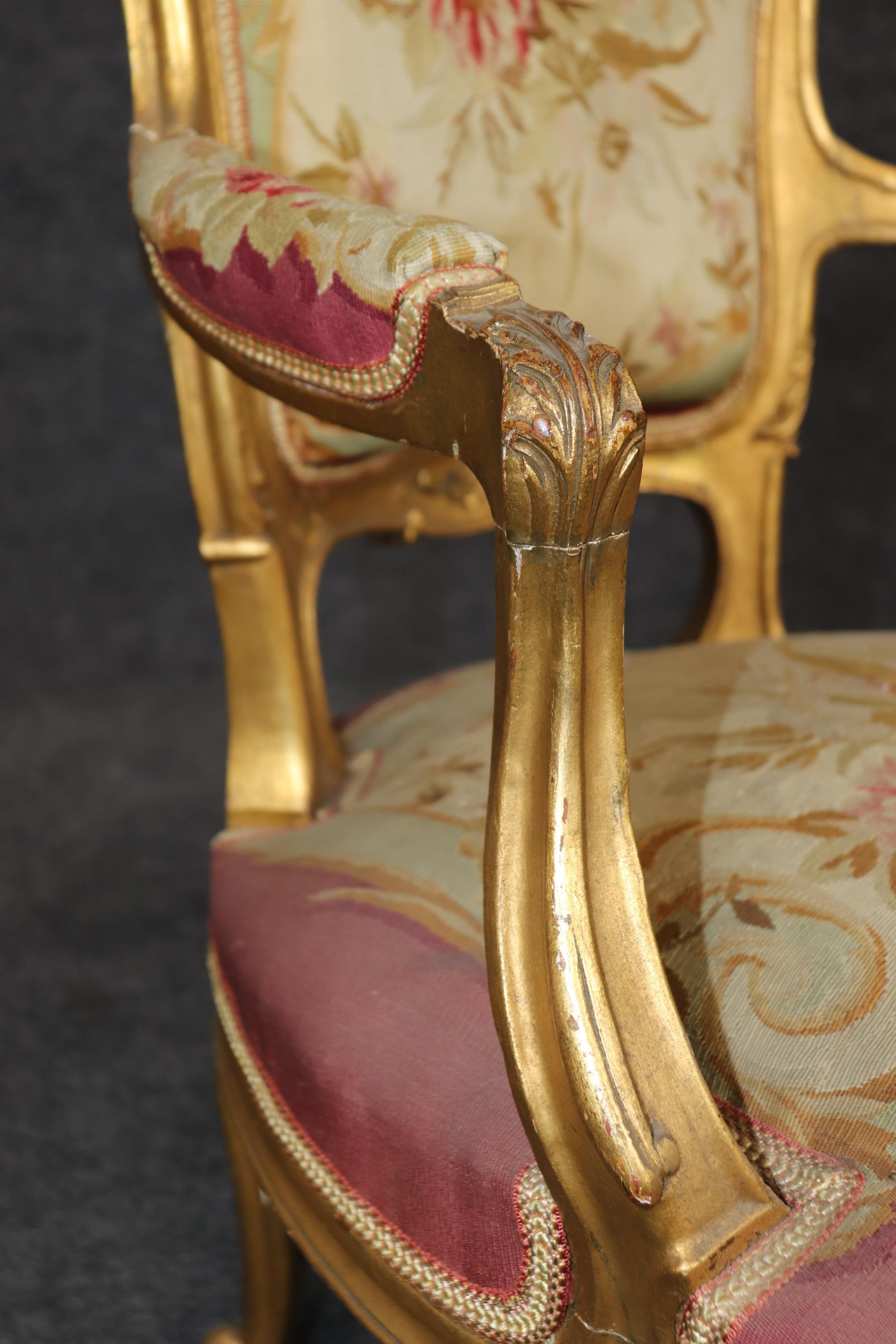 Sillón con brazo tapiz dorado francés estilo Luis XV en venta 1