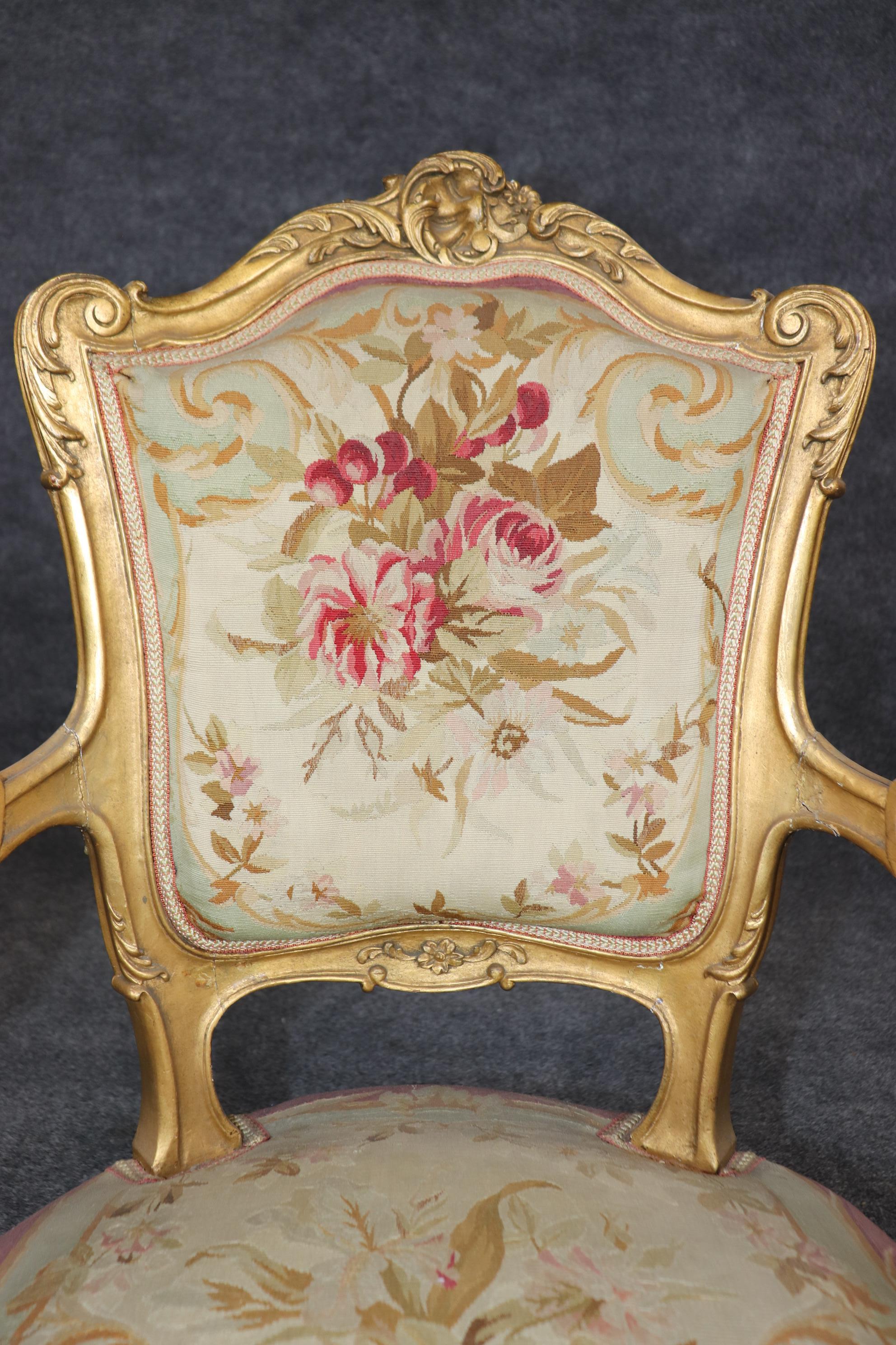 Sillón con brazo tapiz dorado francés estilo Luis XV en venta 2
