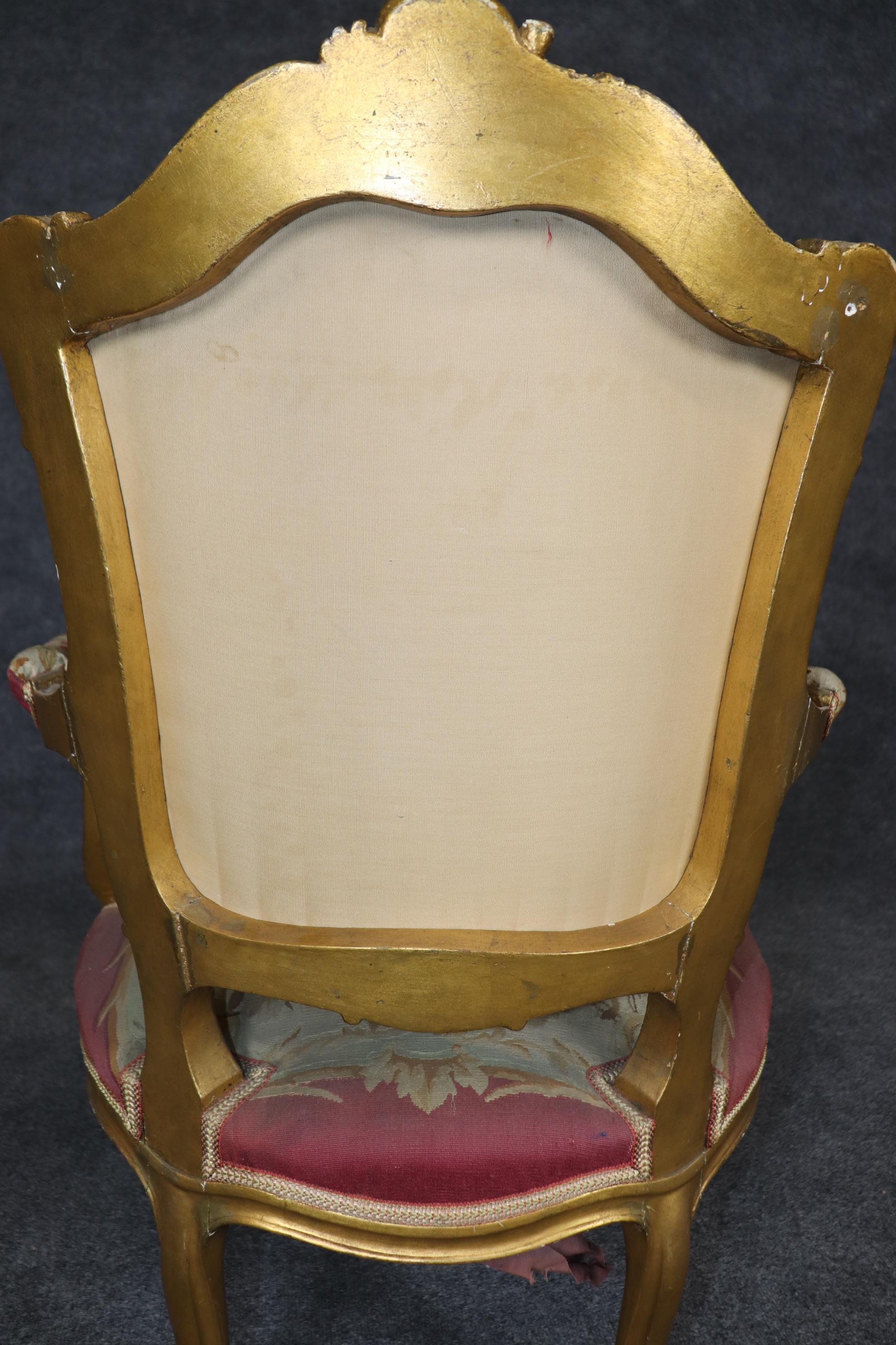 Sillón con brazo tapiz dorado francés estilo Luis XV en venta 3