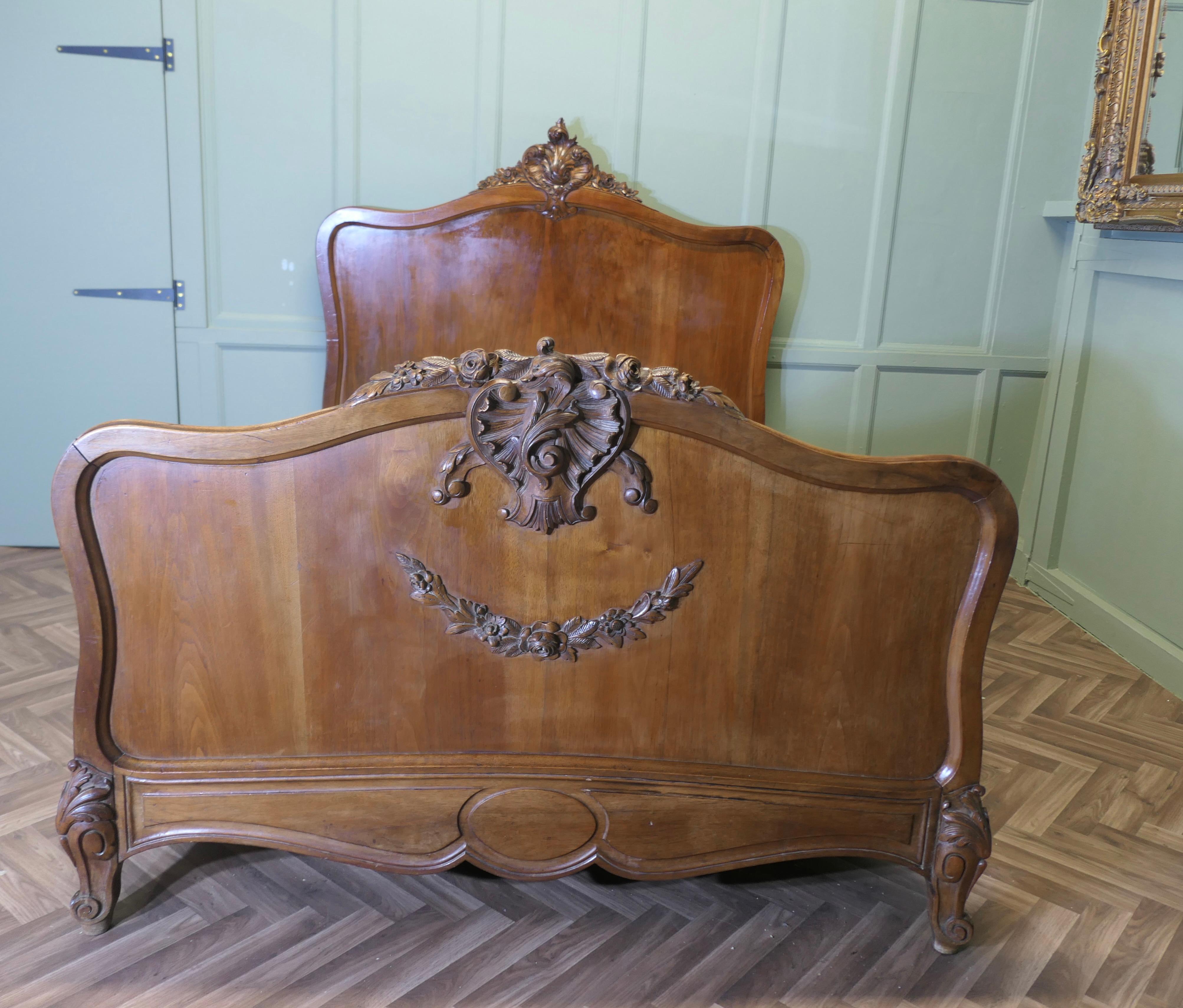 Lit en noyer doré français de style Louis XV

Le lit présente un écusson superbement sculpté sur le pied de lit et un autre plus petit sur la tête de lit. La décoration sculptée est répétée sur les pieds.
Le lit est en bon état, les mesures internes
