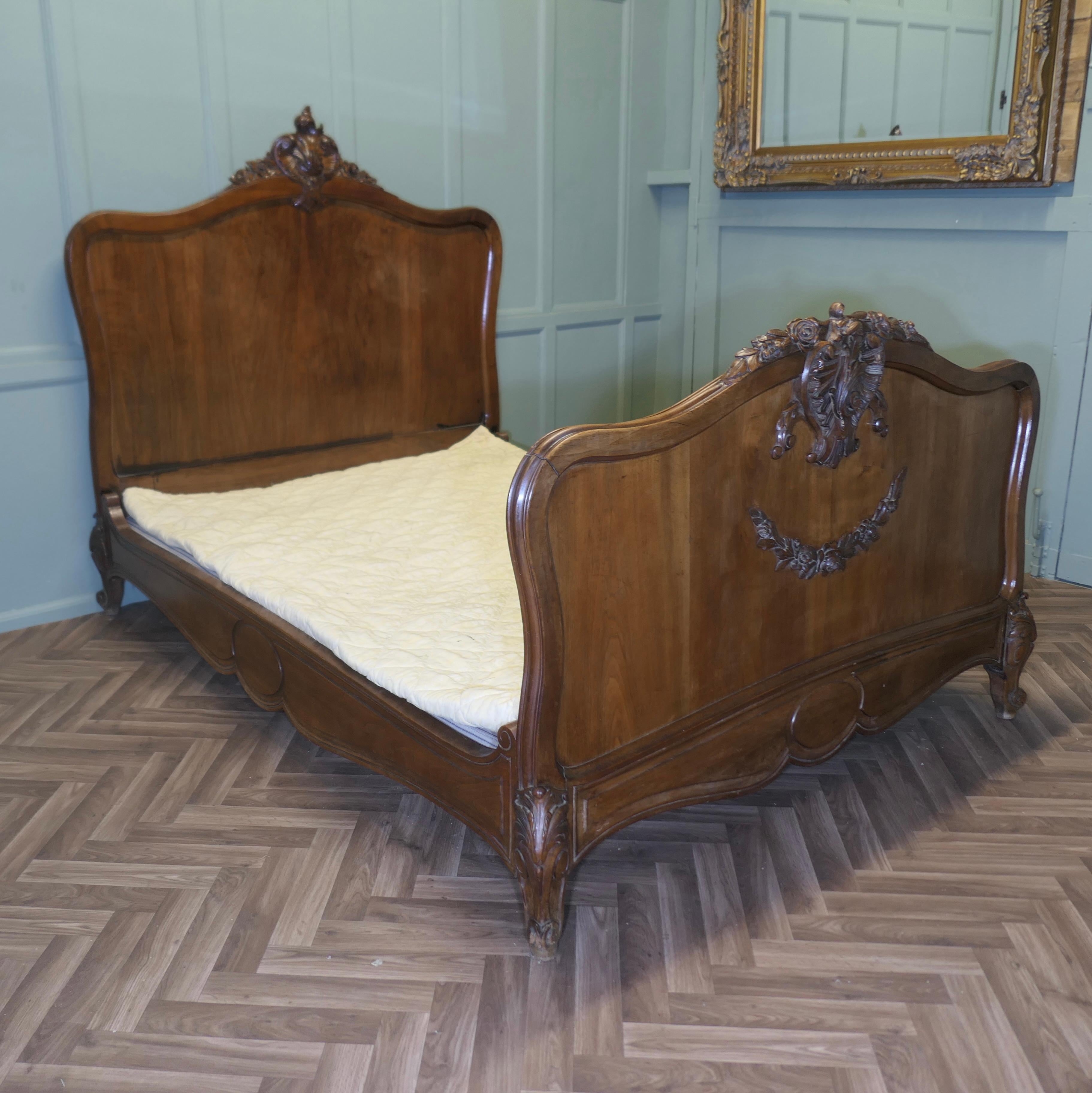 Lit en noyer doré français de style Louis XV  Le lit a une crête superbement sculptée Bon état - En vente à Godshill, Isle of Wight
