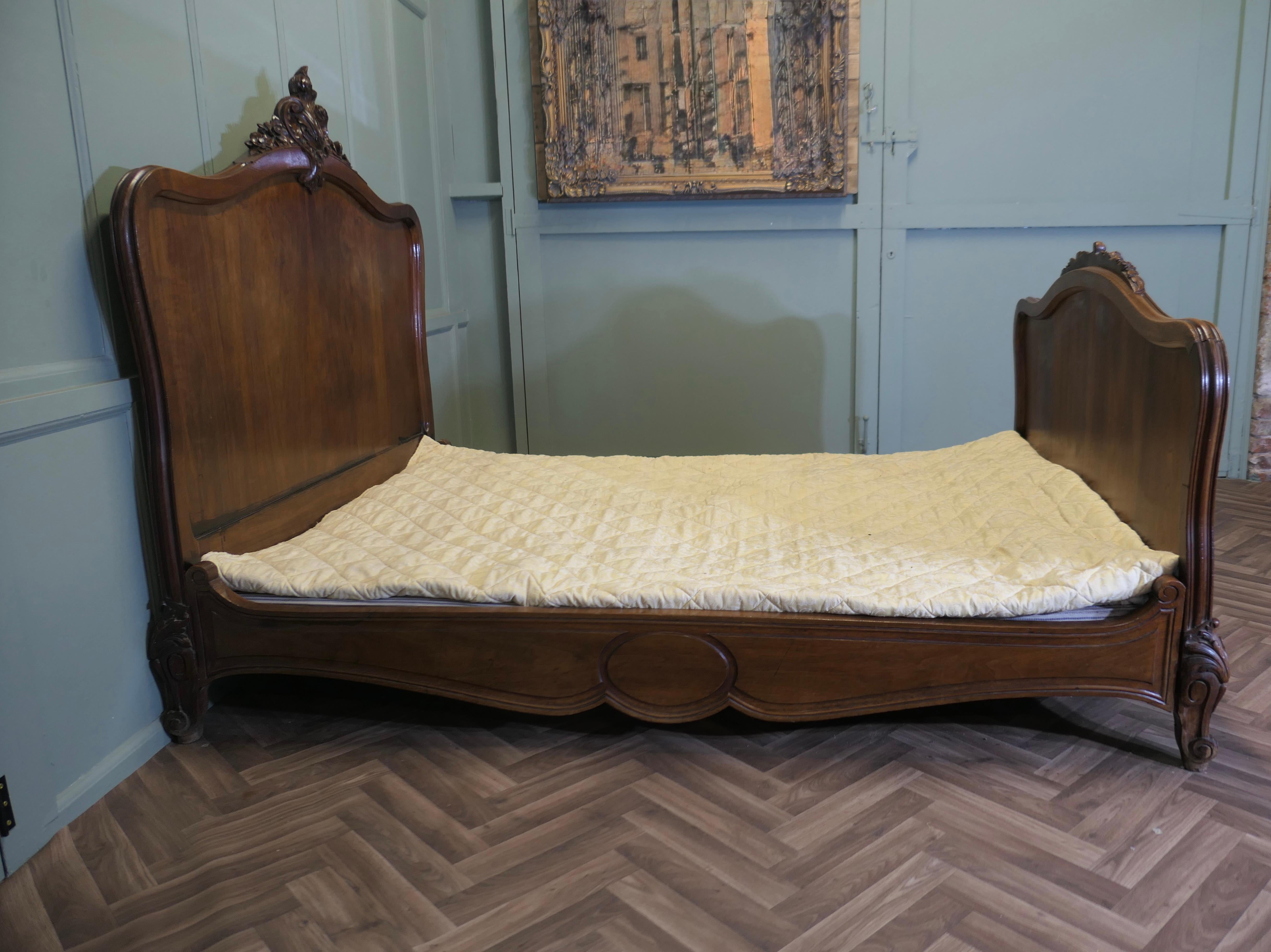 XIXe siècle Lit en noyer doré français de style Louis XV  Le lit a une crête superbement sculptée en vente