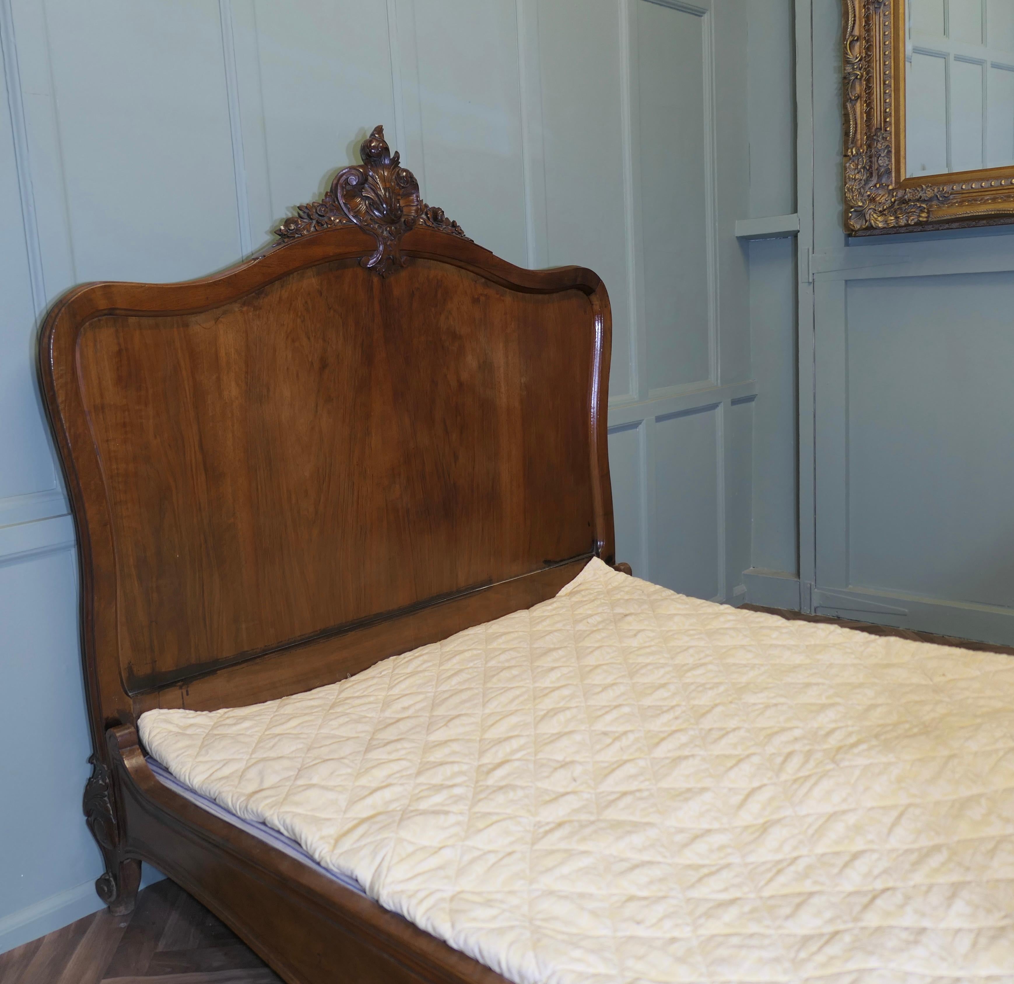 Noyer Lit en noyer doré français de style Louis XV  Le lit a une crête superbement sculptée en vente