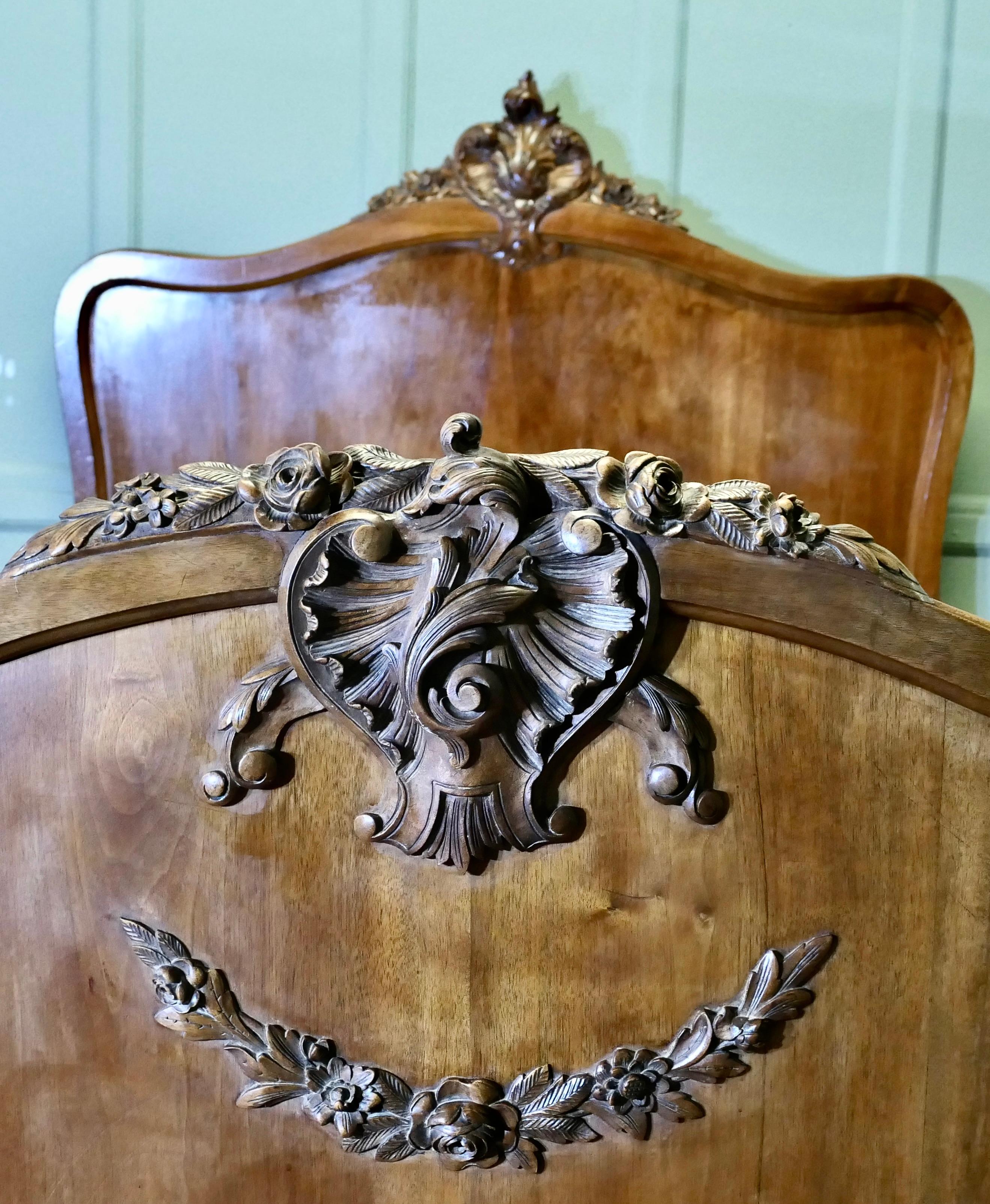 Lit en noyer doré français de style Louis XV  Le lit a une crête superbement sculptée en vente 2