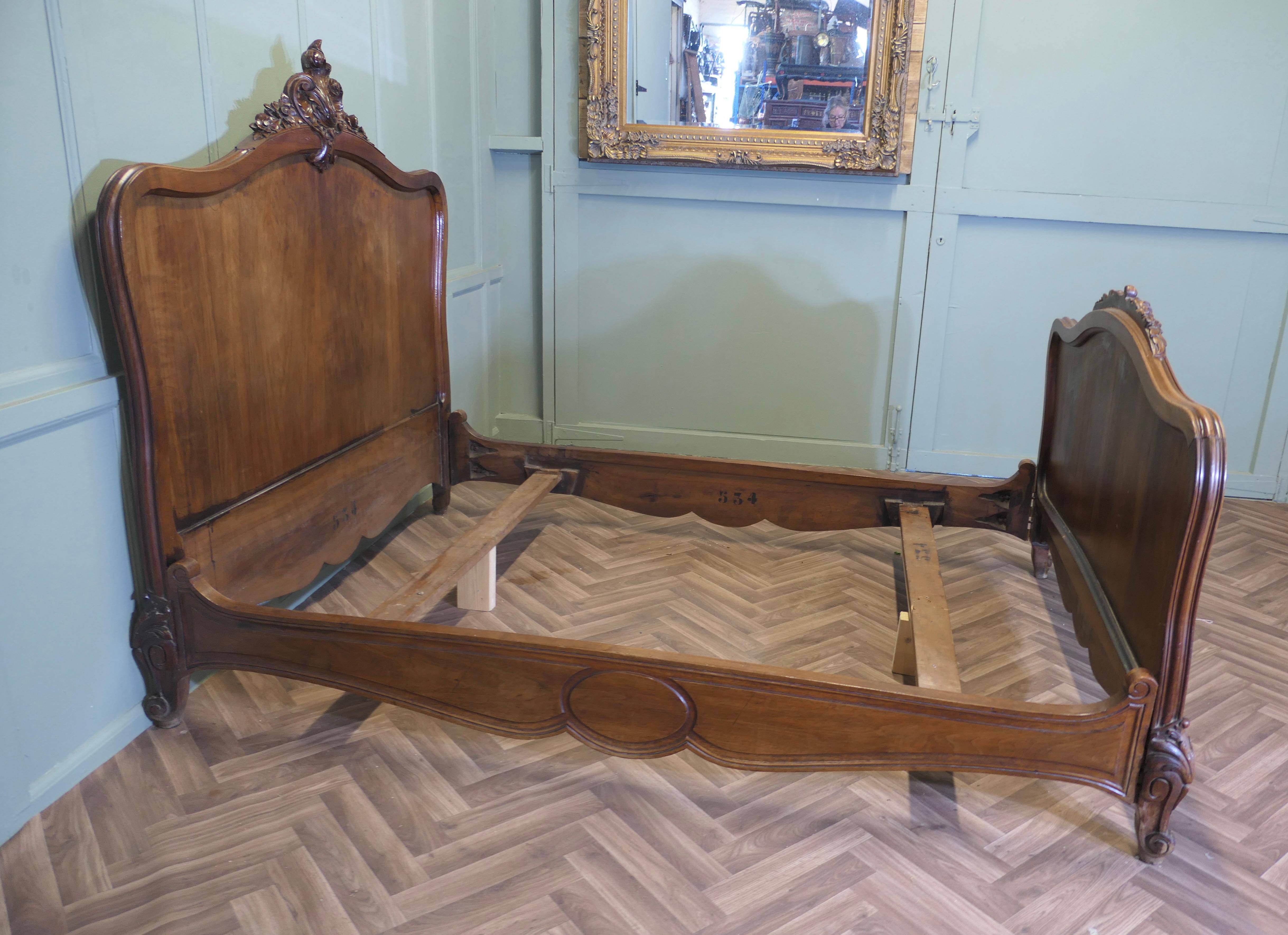 Lit en noyer doré français de style Louis XV  Le lit a une crête superbement sculptée en vente 3