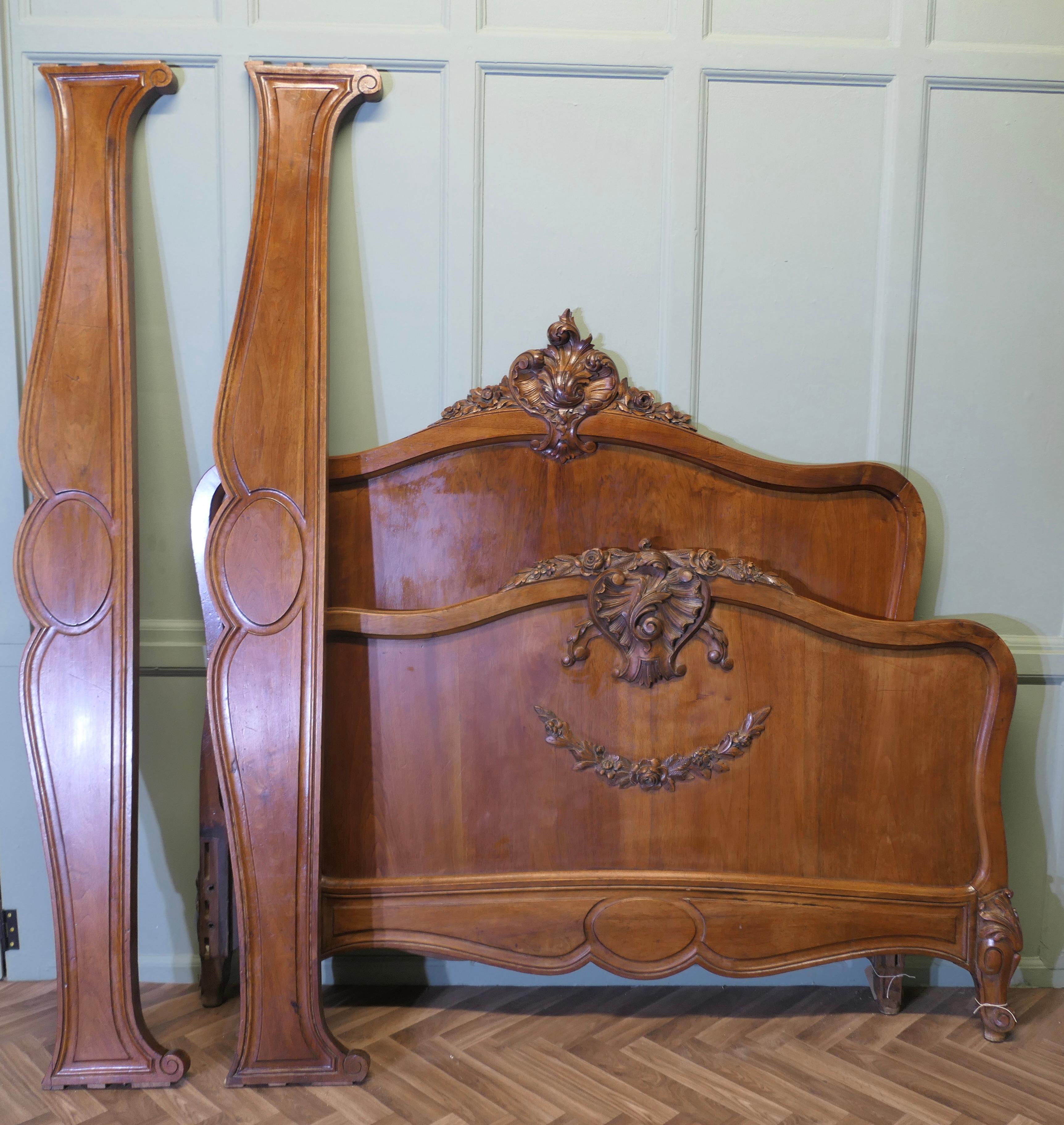 Lit en noyer doré français de style Louis XV  Le lit a une crête superbement sculptée en vente 4