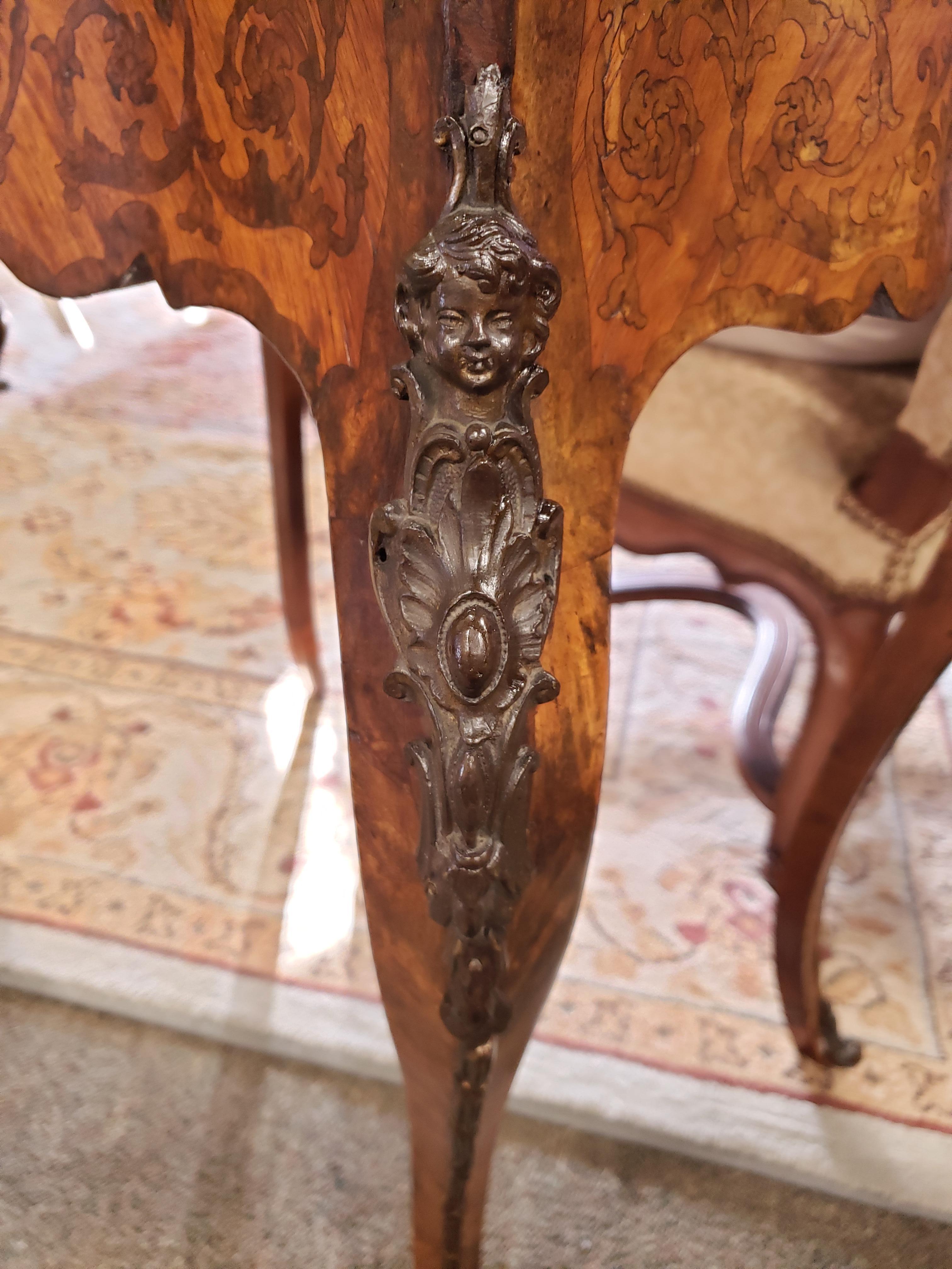 Louis XV Style French Kingwood and Amboyna Marquetry Jardinière In Good Condition In Pawleys Island, SC