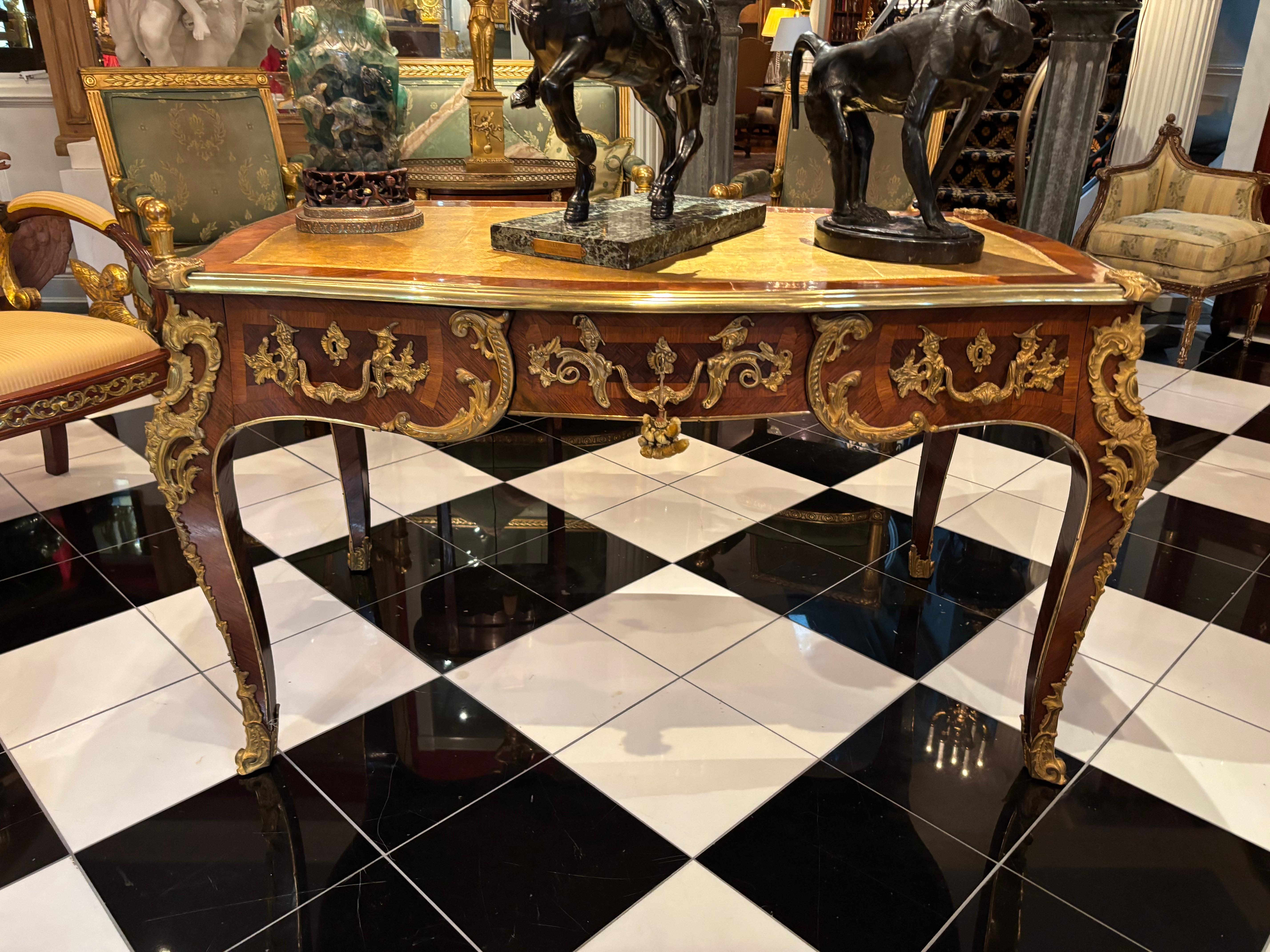 Scrivania francese in stile Luigi XV con intarsi in legno di re e bronzo dorato in vendita 3