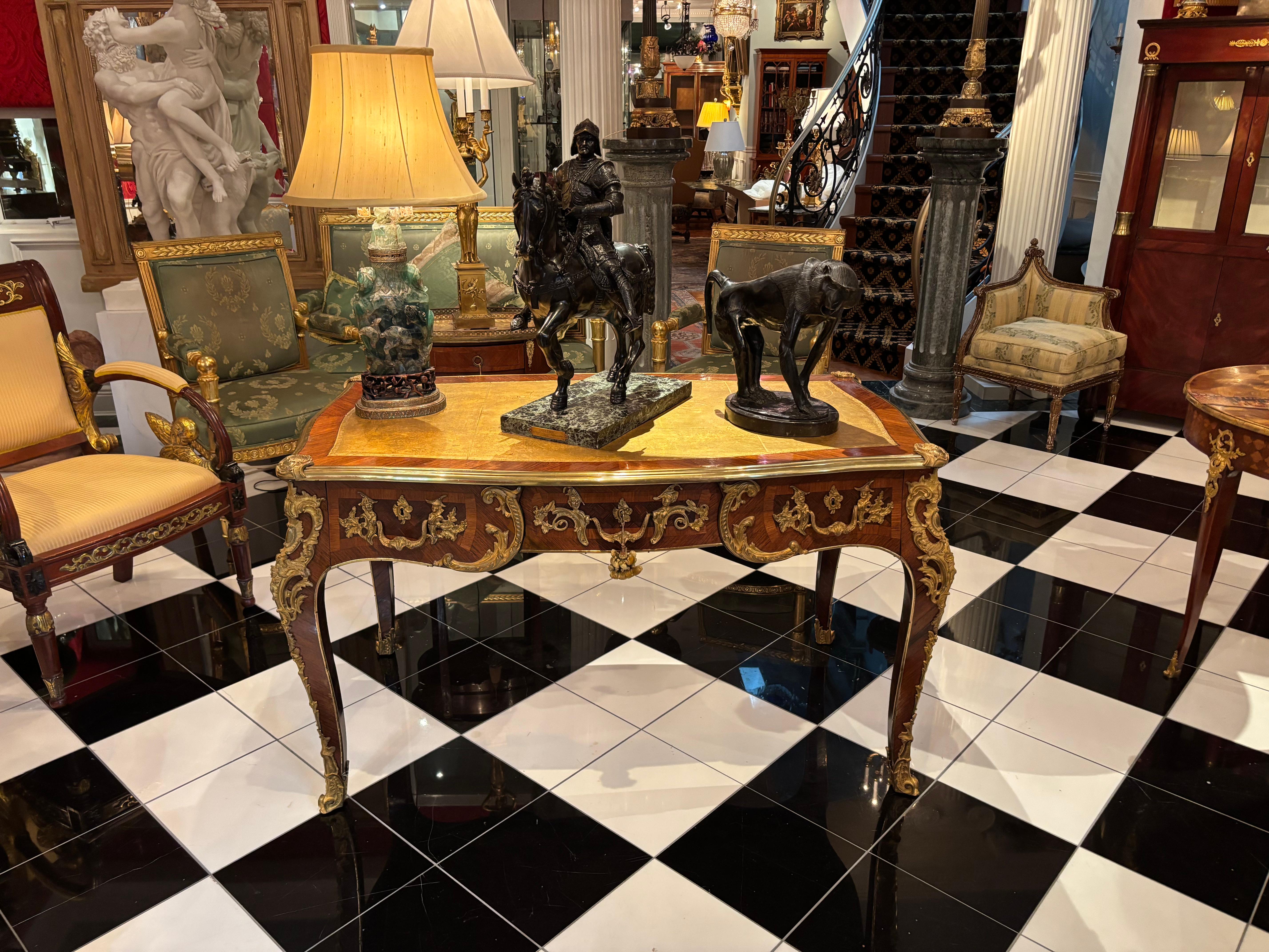Scrivania francese in stile Luigi XV con intarsi in legno di re e bronzo dorato in vendita 4