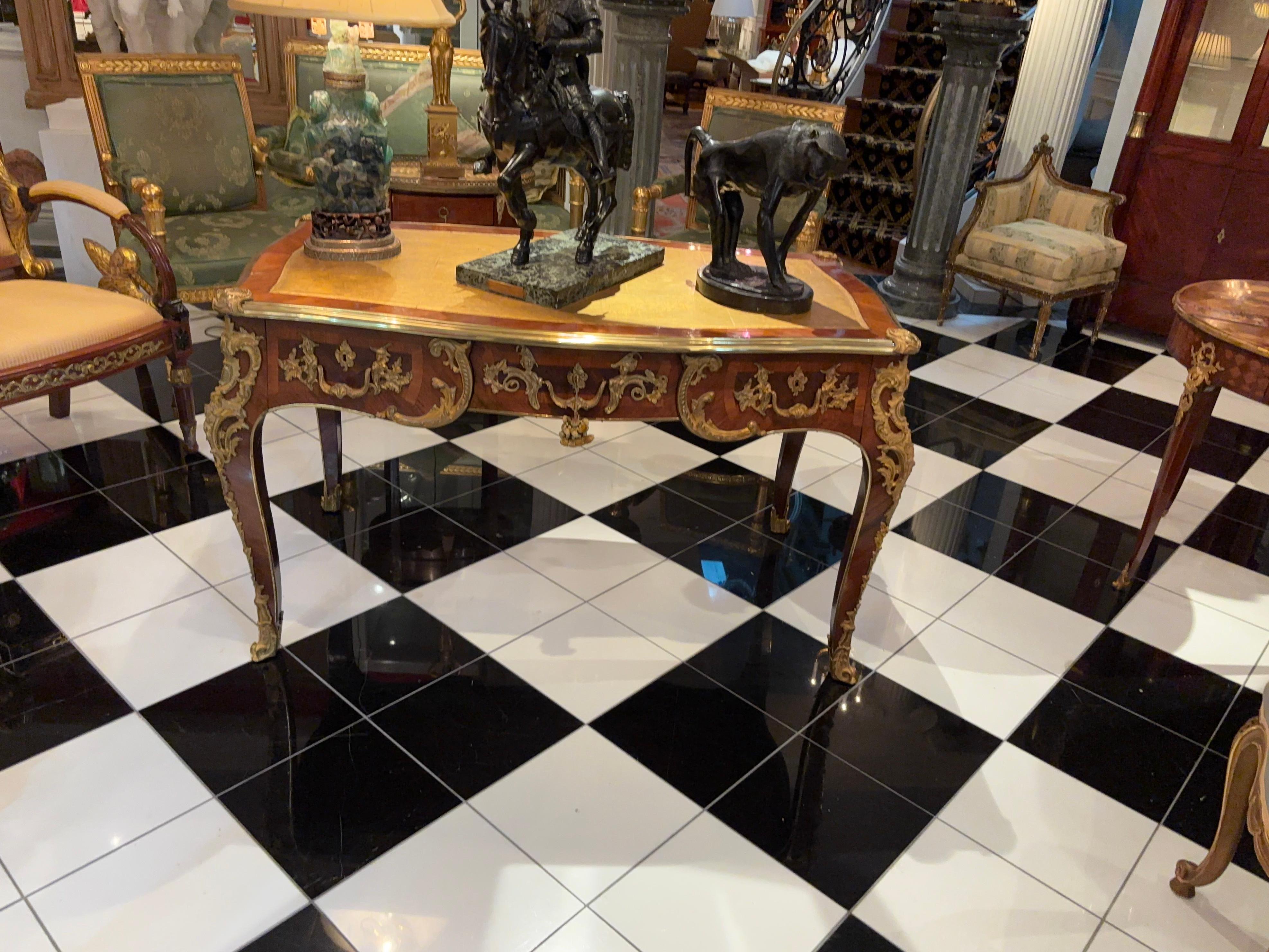 Scrivania francese in stile Luigi XV con intarsi in legno di re e bronzo dorato in vendita 5