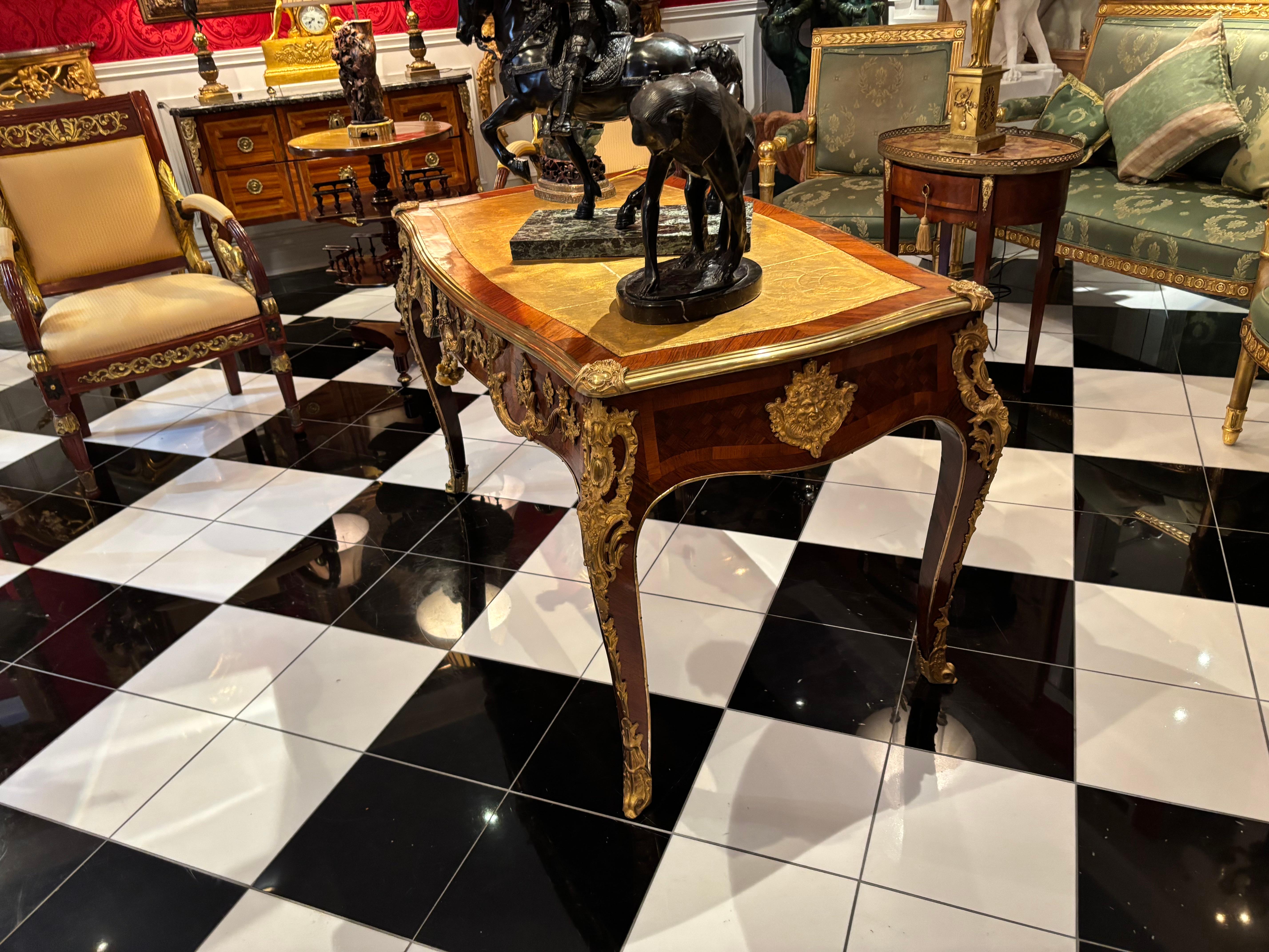 Scrivania francese in stile Luigi XV con intarsi in legno di re e bronzo dorato in vendita 1