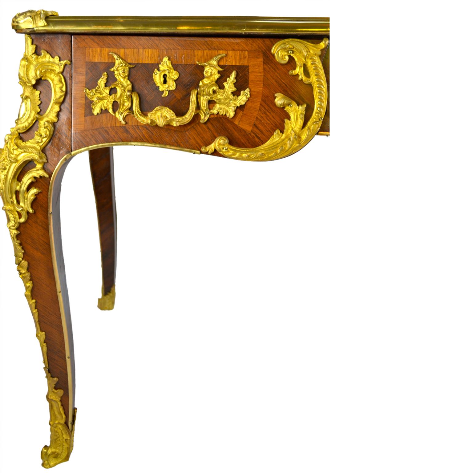Louis XV Stil Französisch Kingwood Parkett und vergoldeter Bronze Bureau Plat 'Schreibtisch' (19. Jahrhundert) im Angebot