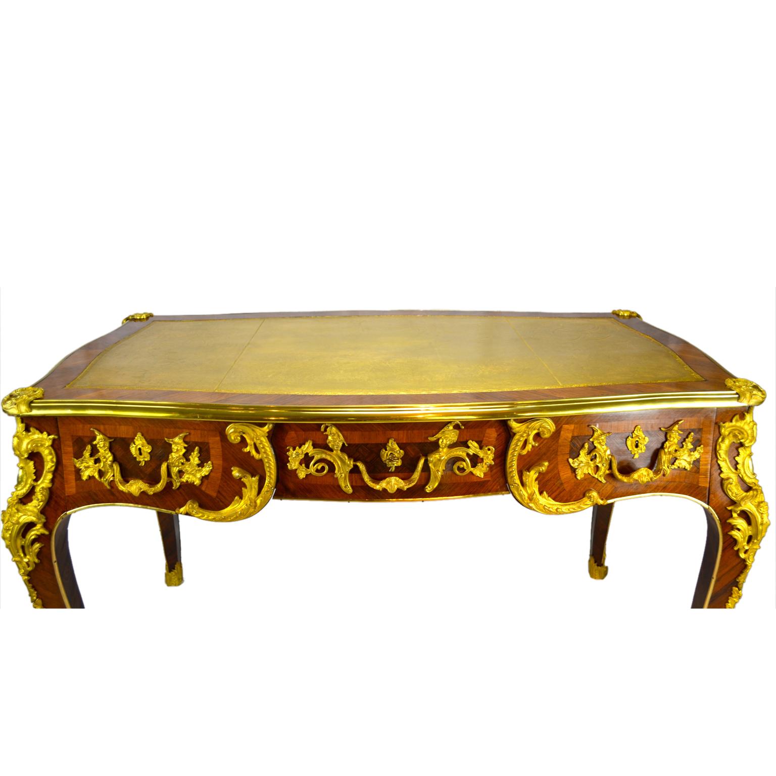 Louis XV Stil Französisch Kingwood Parkett und vergoldeter Bronze Bureau Plat 'Schreibtisch' (Veilchenholz) im Angebot