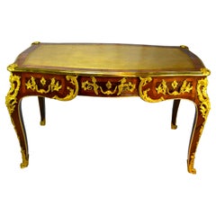 Bureau de style Louis XV en marqueterie de bois de roi et bronze doré