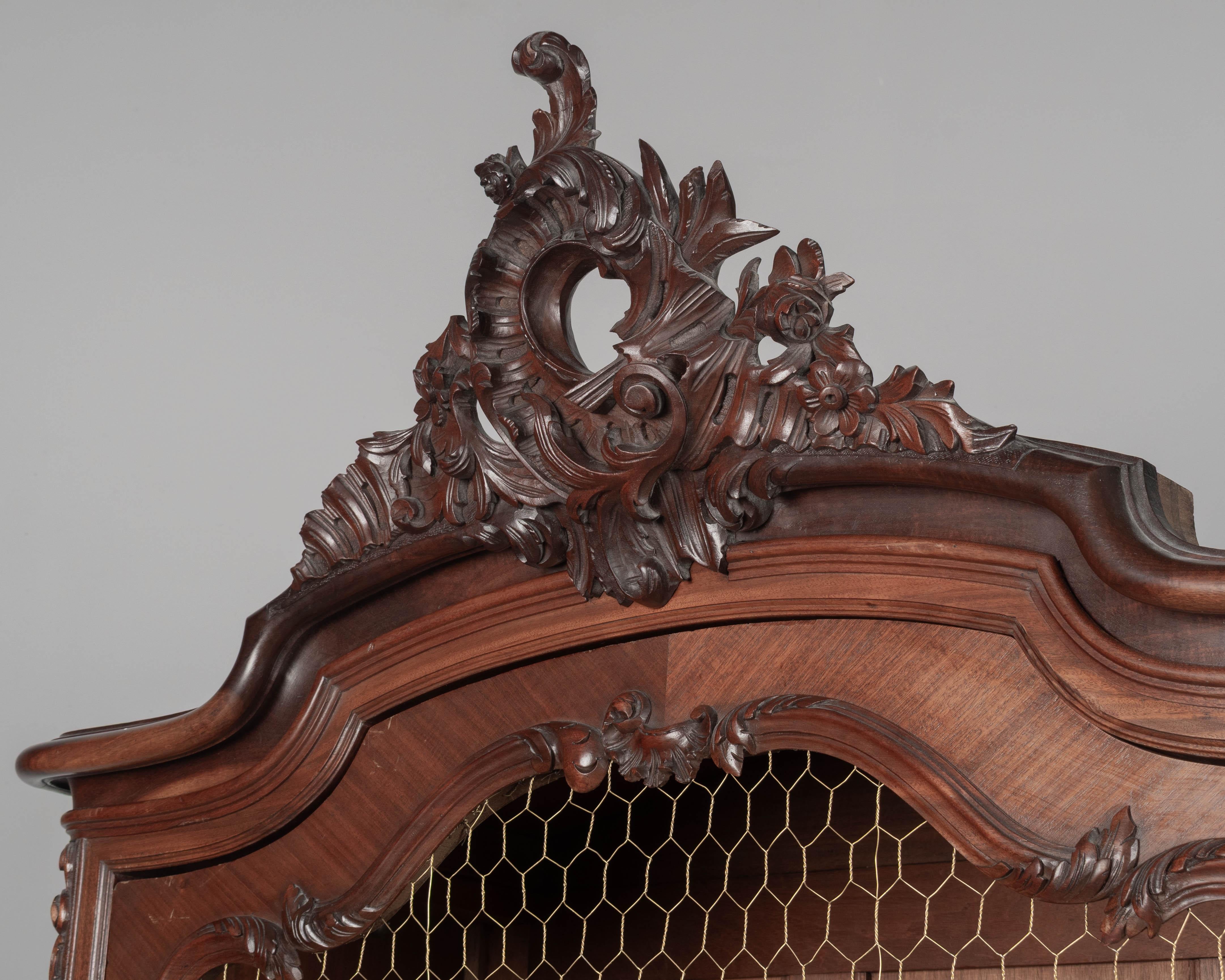 Armoire francese in mogano in stile Luigi XV in vendita 3