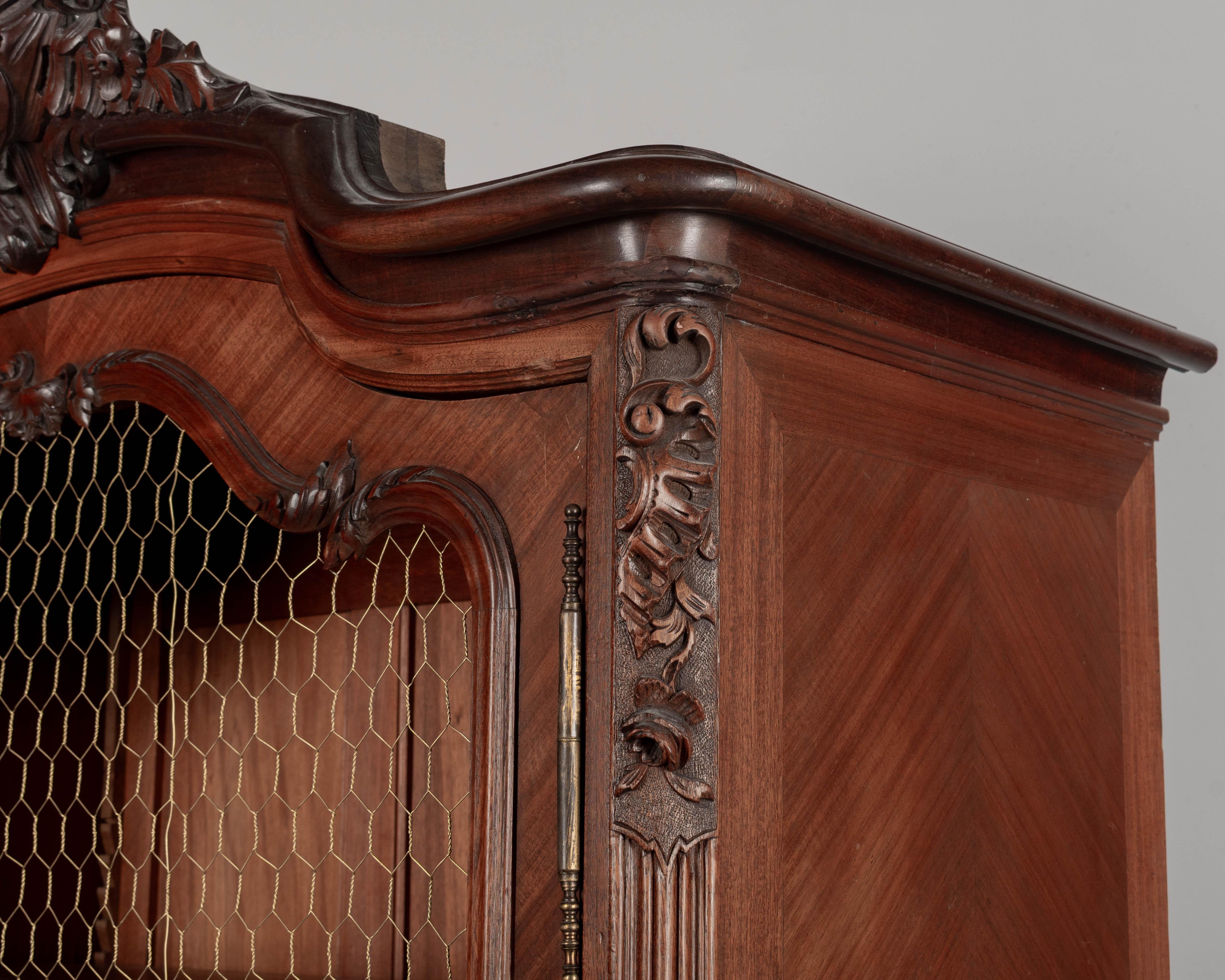 Armoire francese in mogano in stile Luigi XV in vendita 4