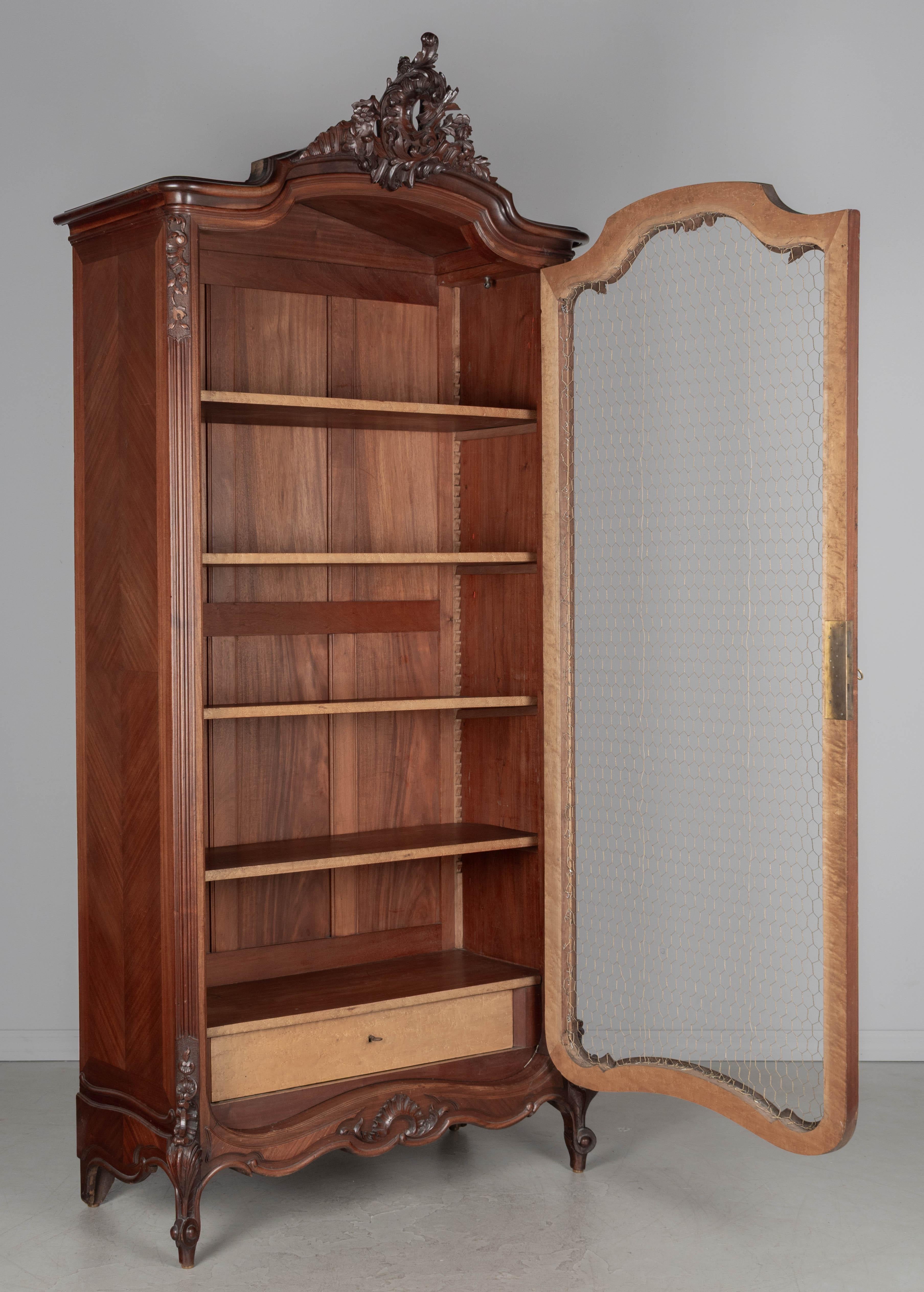 Francese Armoire francese in mogano in stile Luigi XV in vendita