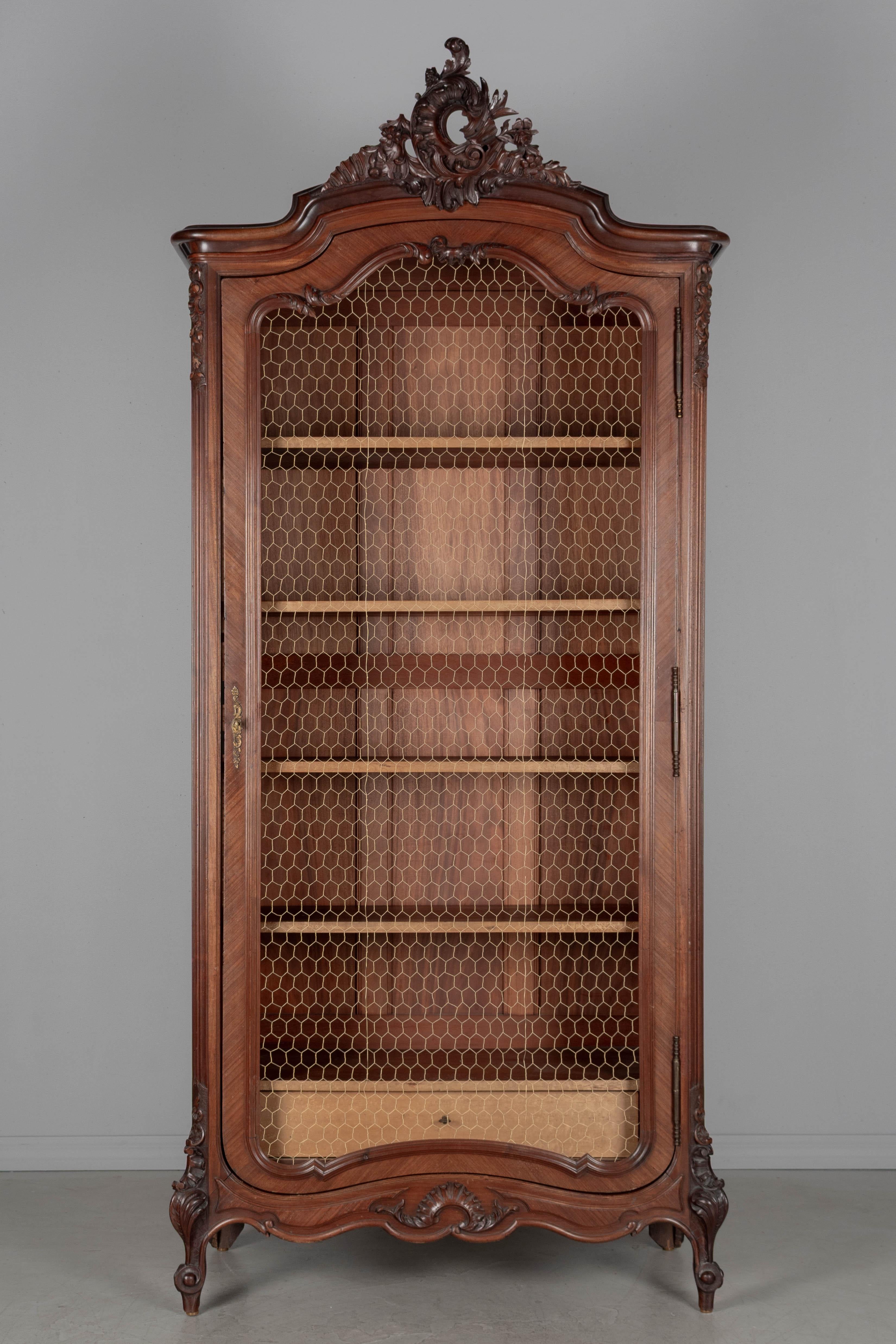 Fatto a mano Armoire francese in mogano in stile Luigi XV in vendita