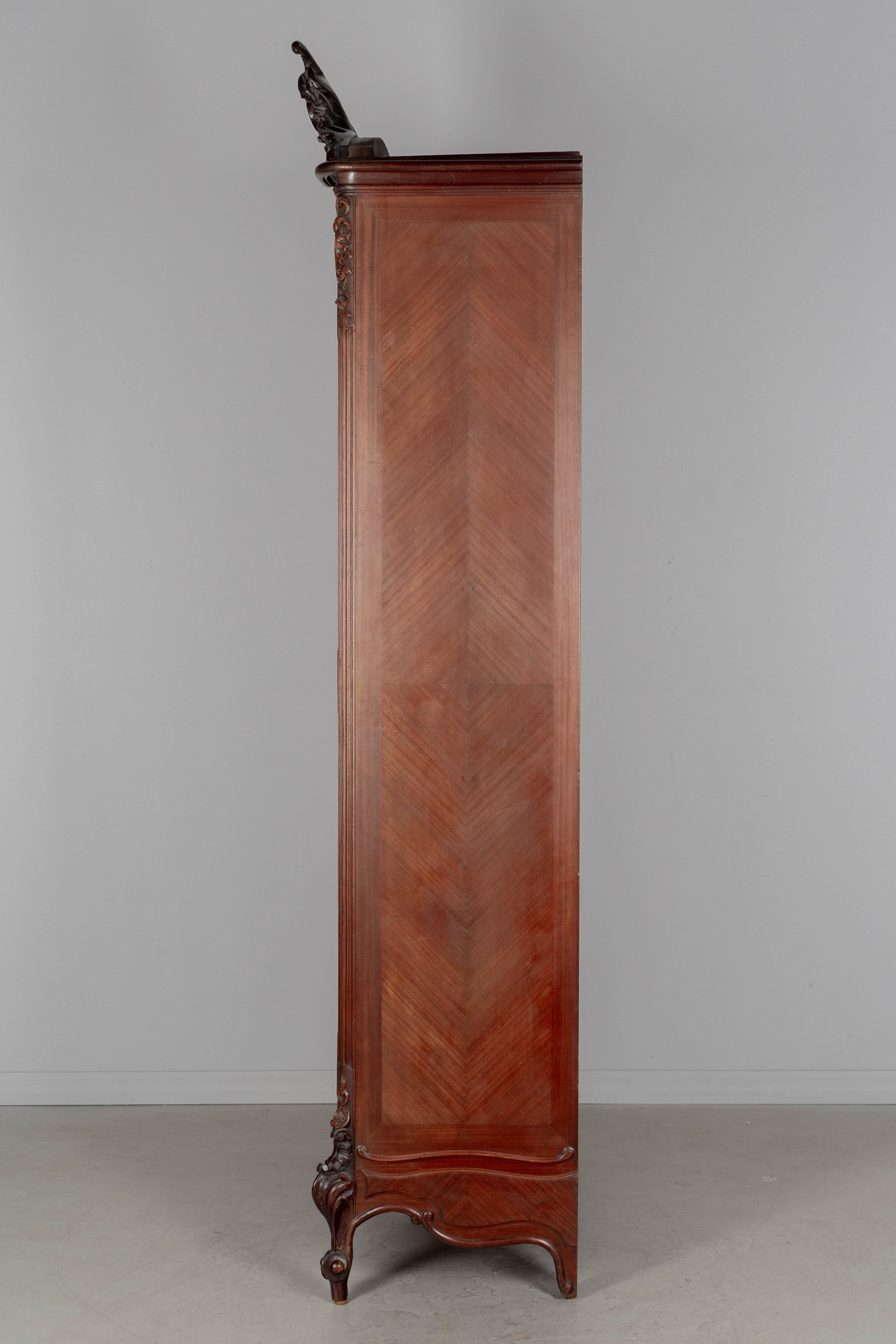 Inizio XX secolo Armoire francese in mogano in stile Luigi XV in vendita