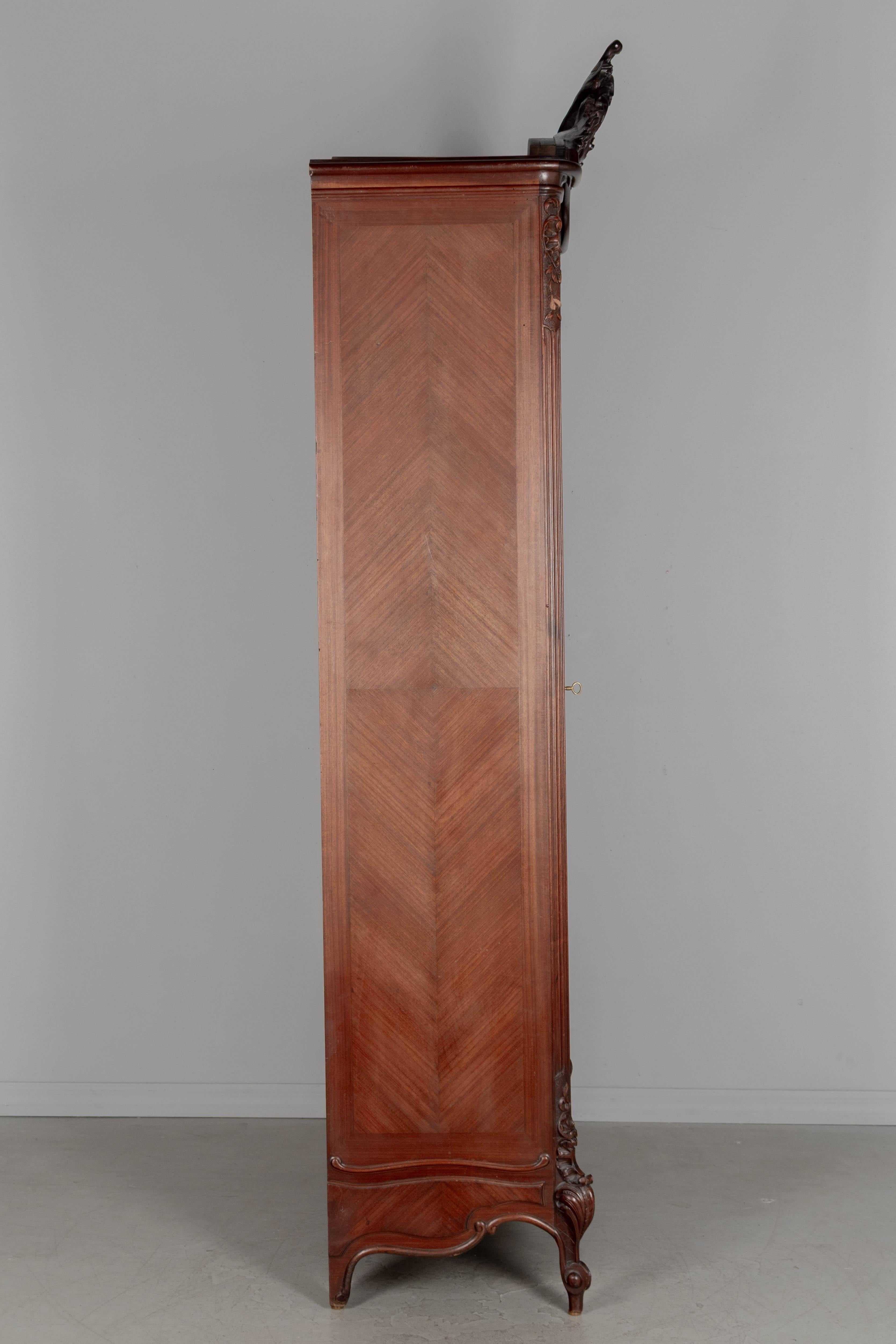 Mogano Armoire francese in mogano in stile Luigi XV in vendita
