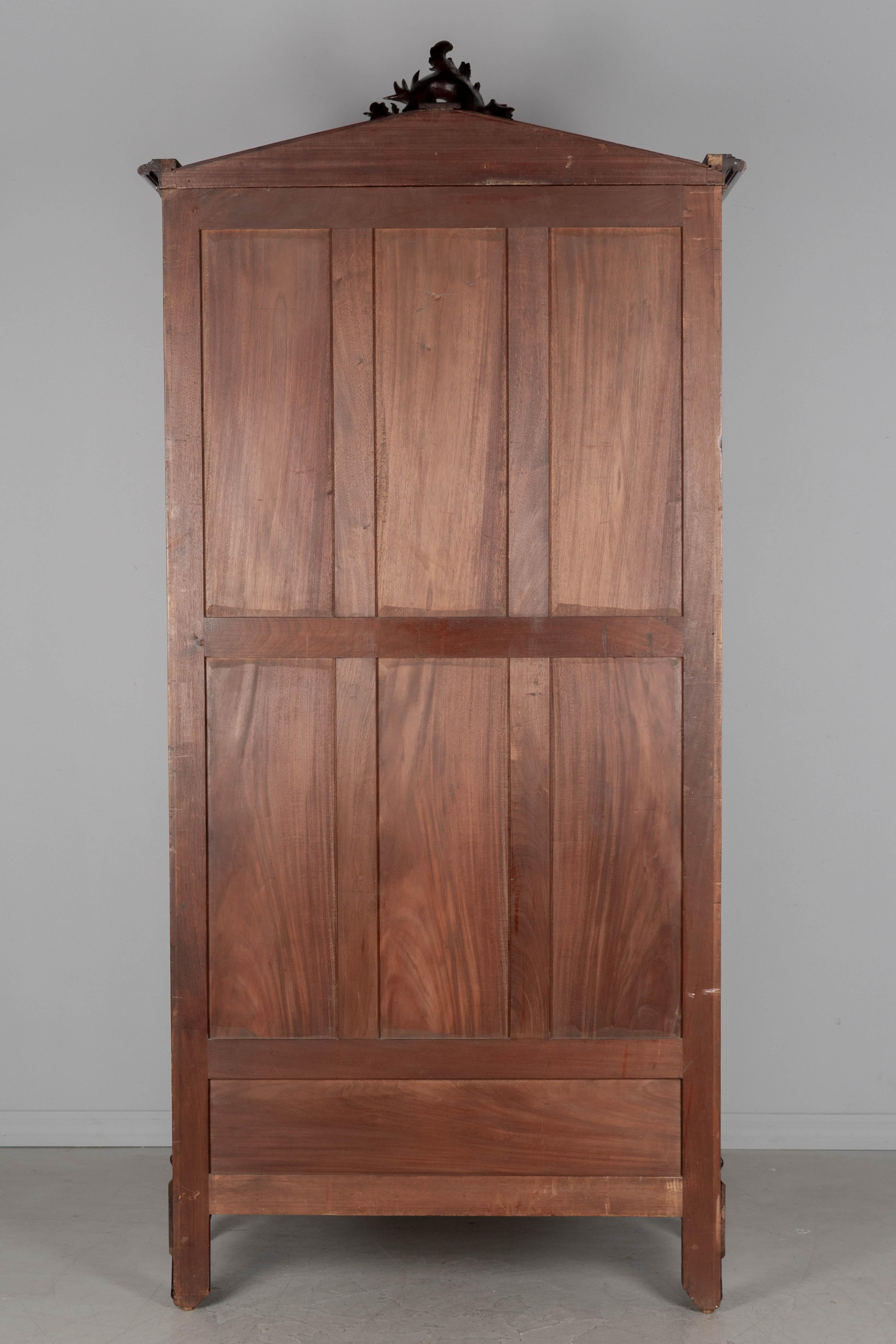 Armoire francese in mogano in stile Luigi XV in vendita 1