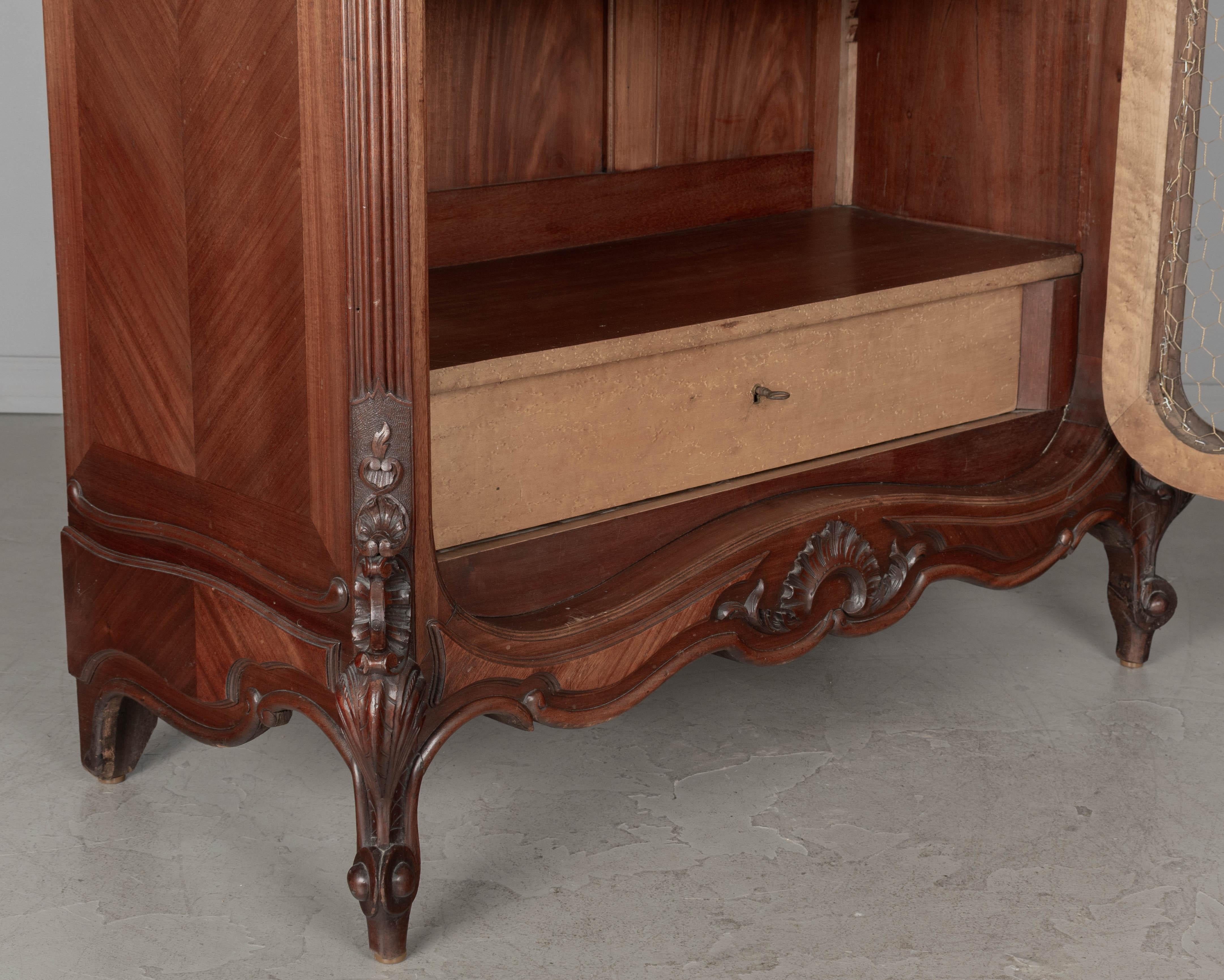 Armoire francese in mogano in stile Luigi XV in vendita 2