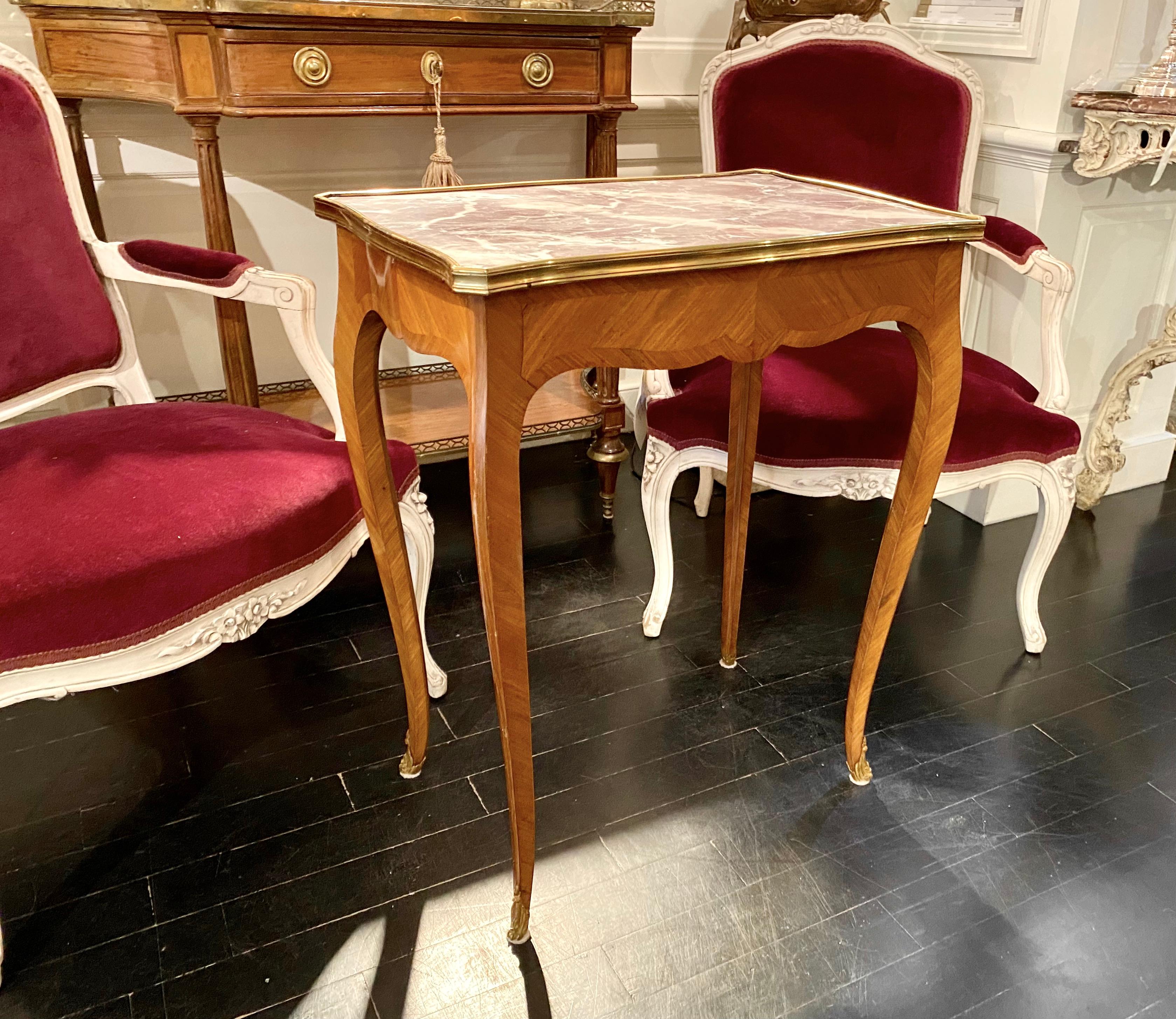 Table de style Louis XV, surmontée de marbre français en vente 5