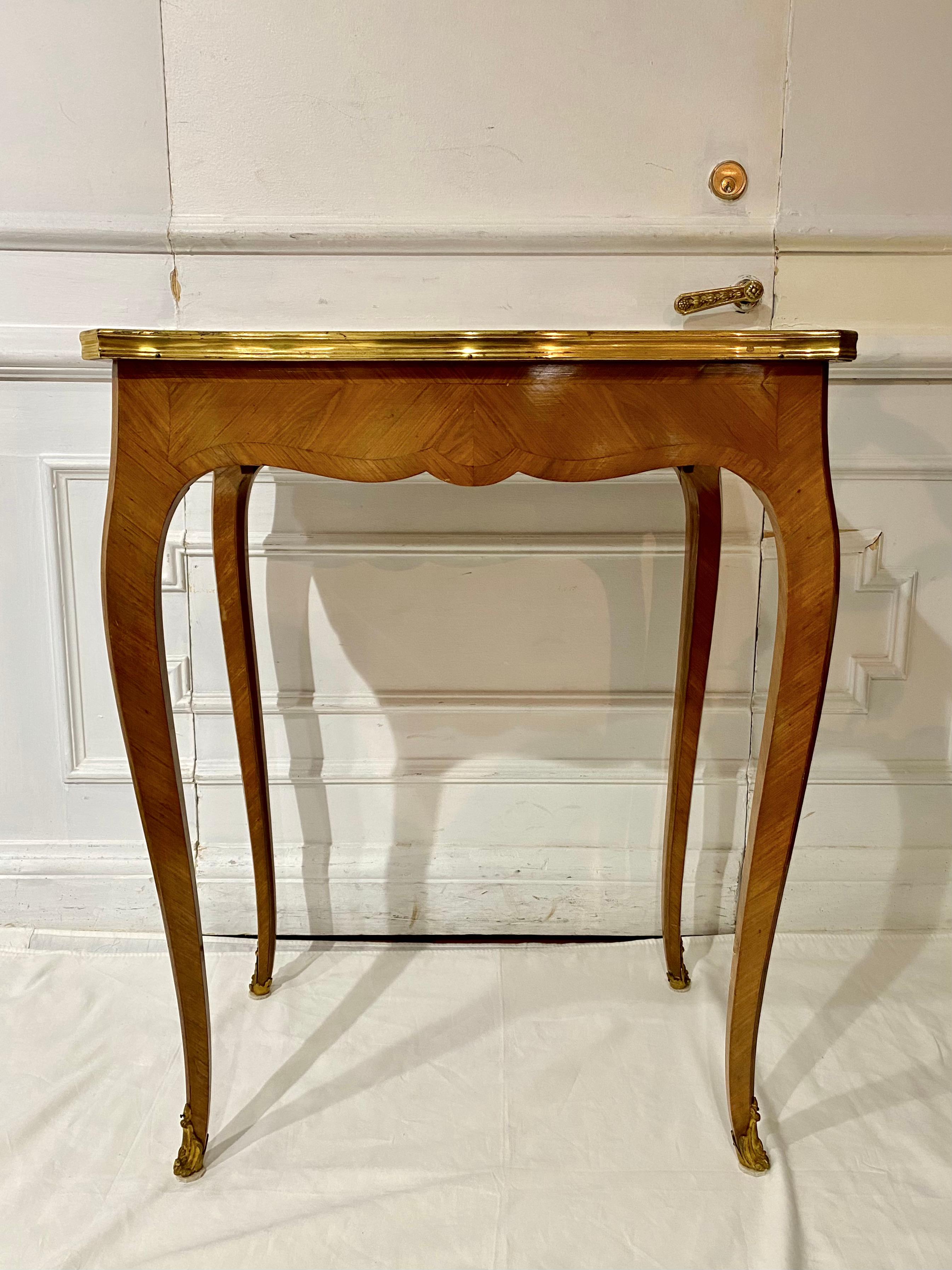 Table de style Louis XV, surmontée de marbre français en vente 9