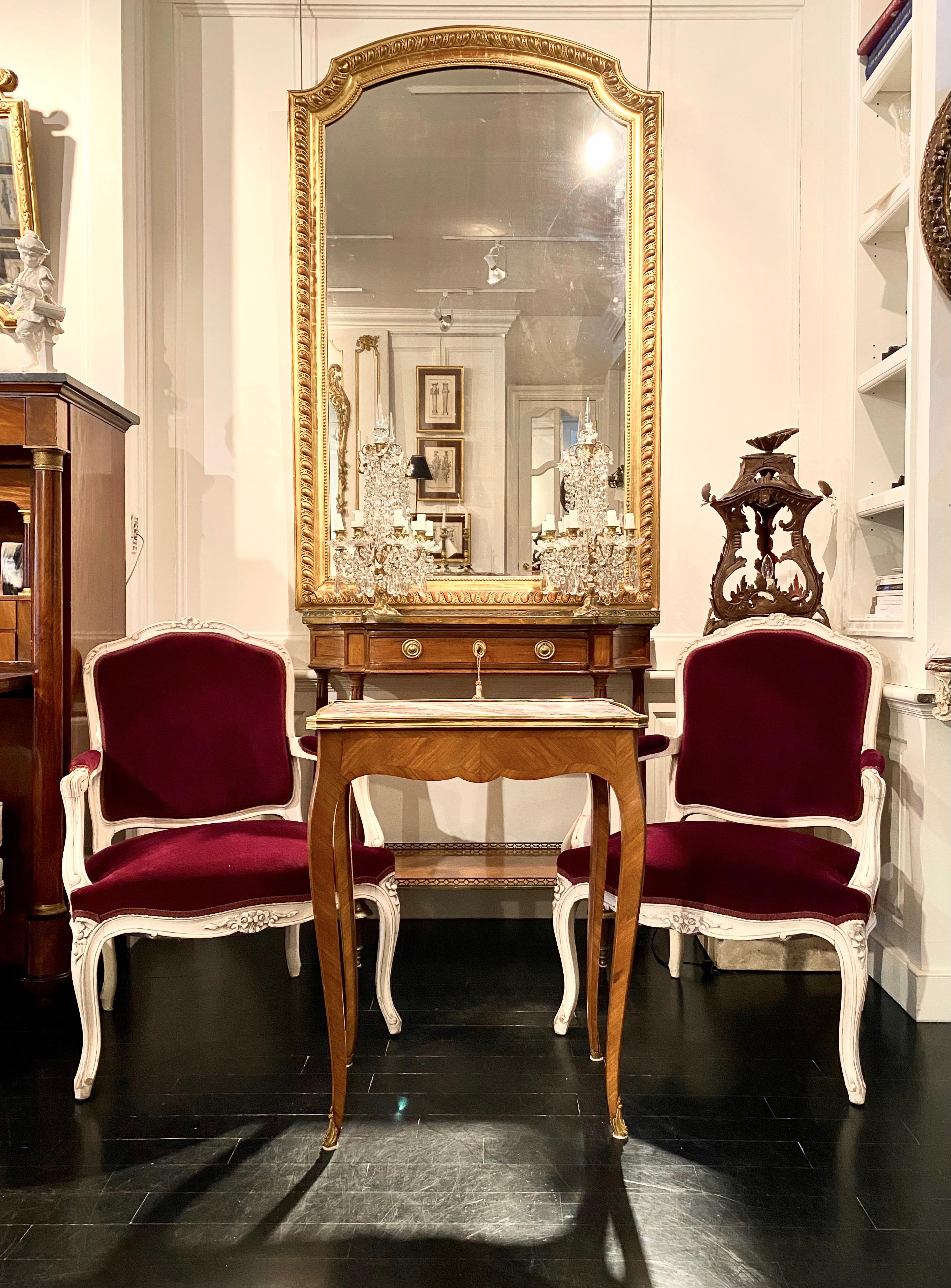 Table de style Louis XV, surmontée de marbre français en vente 12