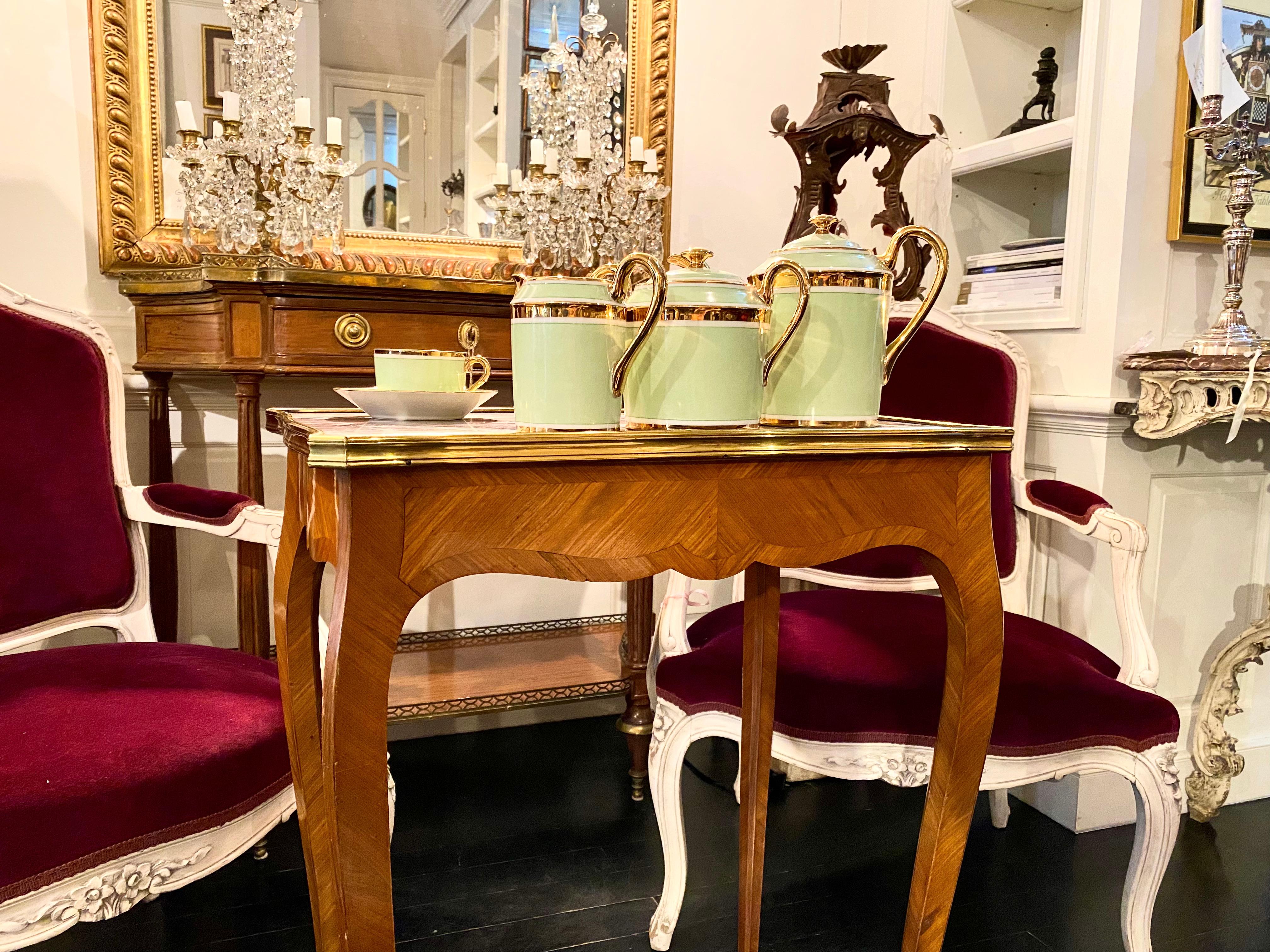 Français Table de style Louis XV, surmontée de marbre français en vente