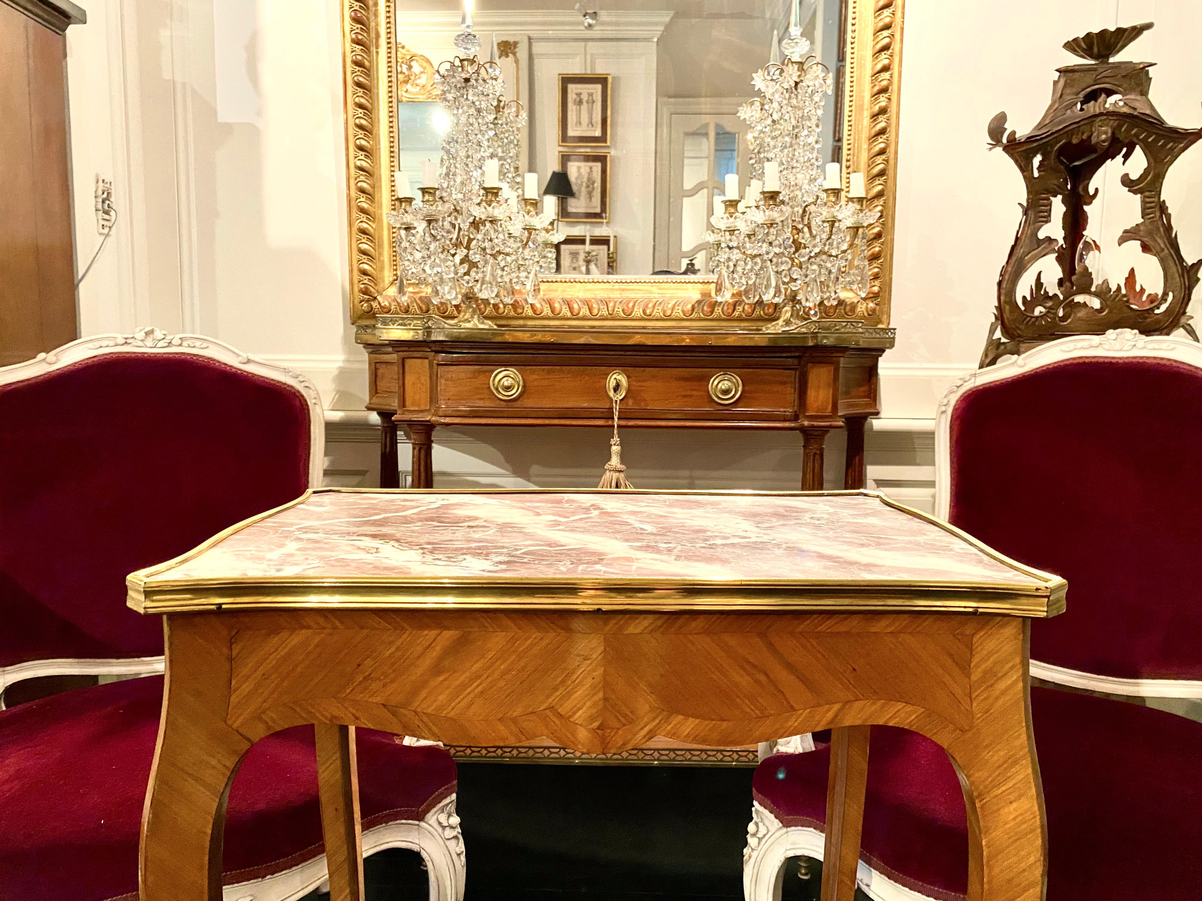 Doré Table de style Louis XV, surmontée de marbre français en vente