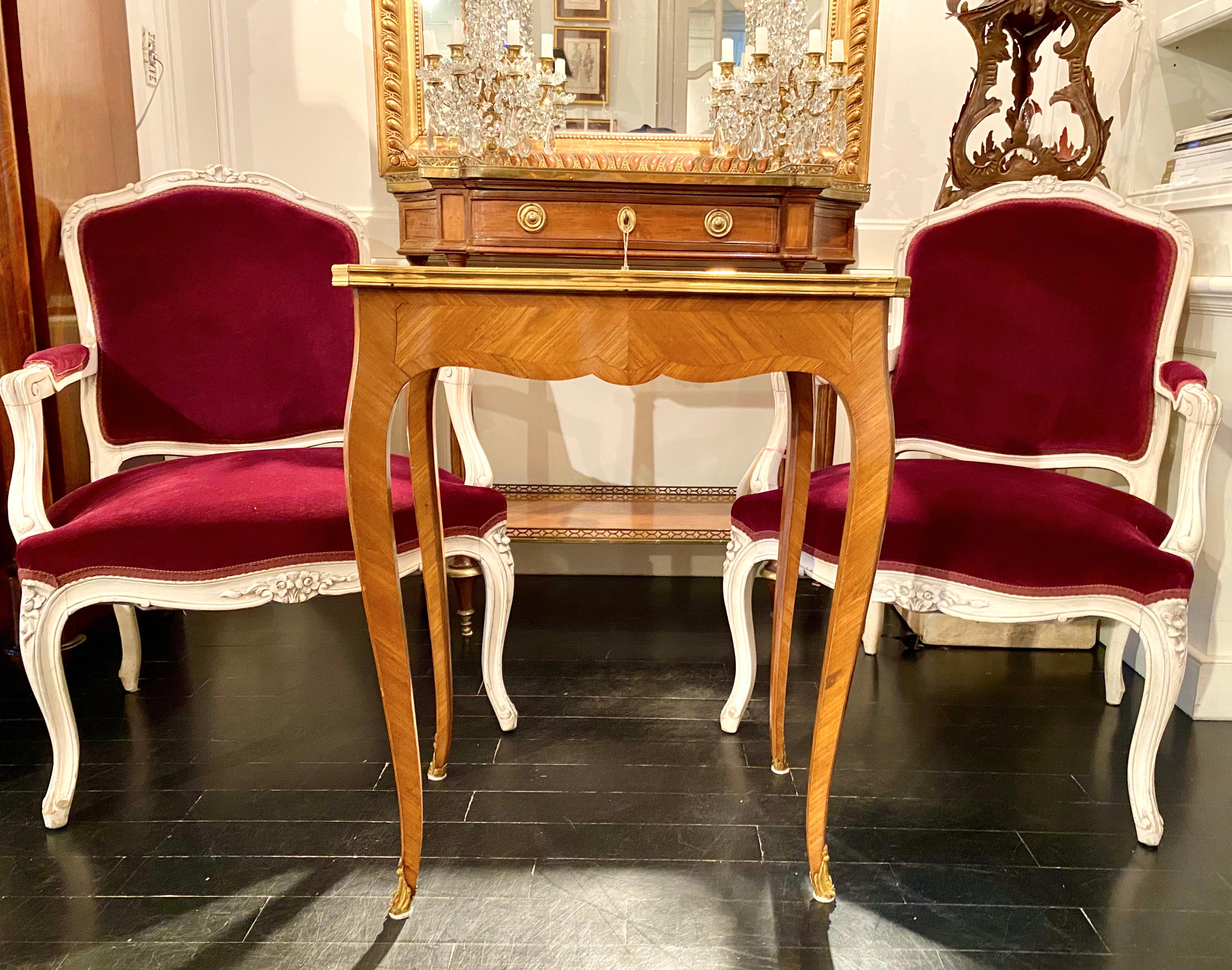 Bois Table de style Louis XV, surmontée de marbre français en vente