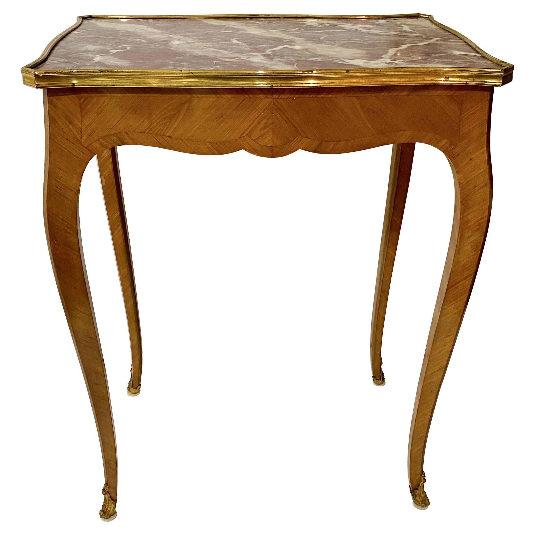 Table de style Louis XV, surmontée de marbre français en vente