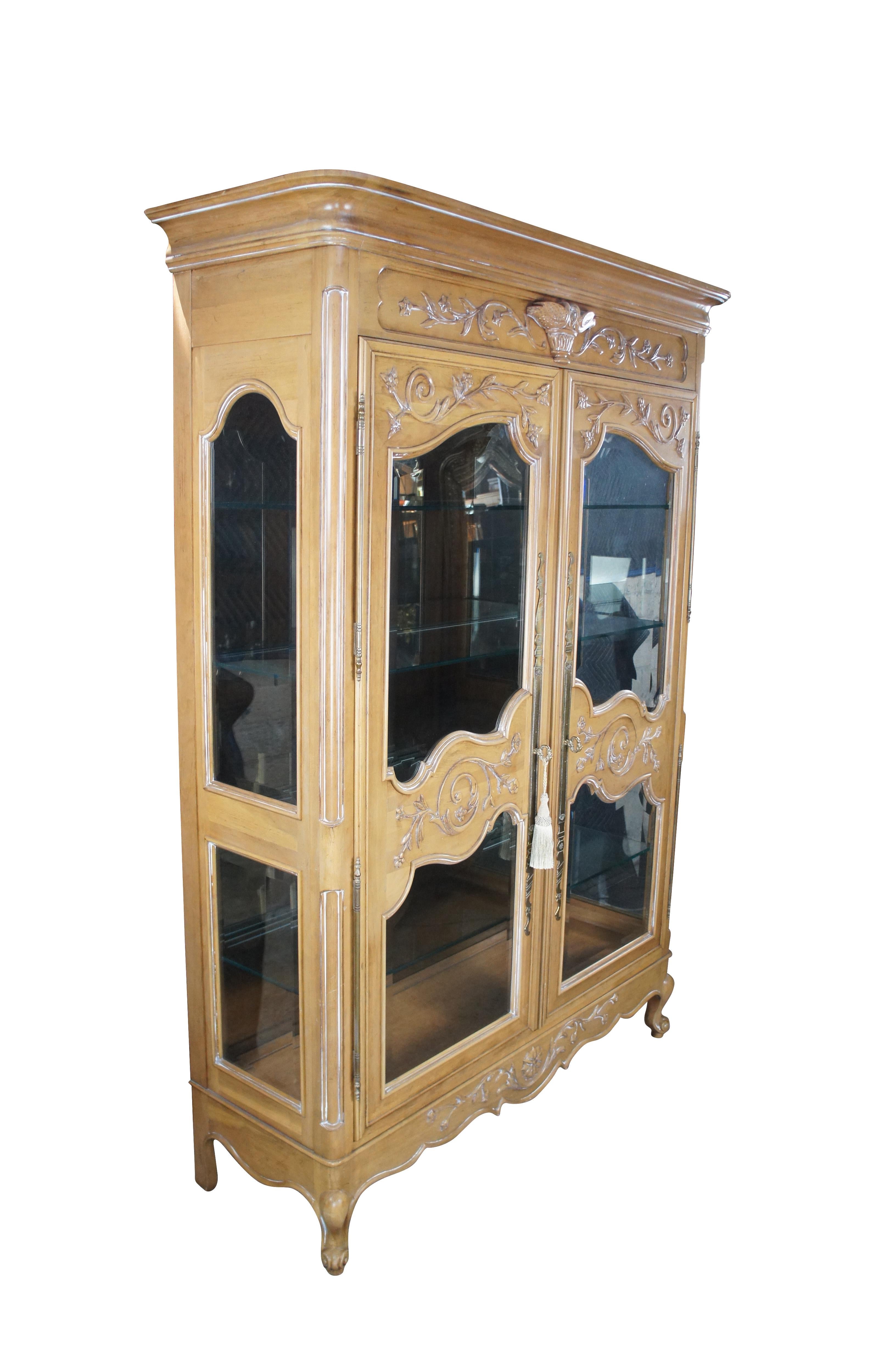 Vitrine à porcelaine en bois fruitier de style Louis XV Bibliothèque Curio Bon état - En vente à Dayton, OH