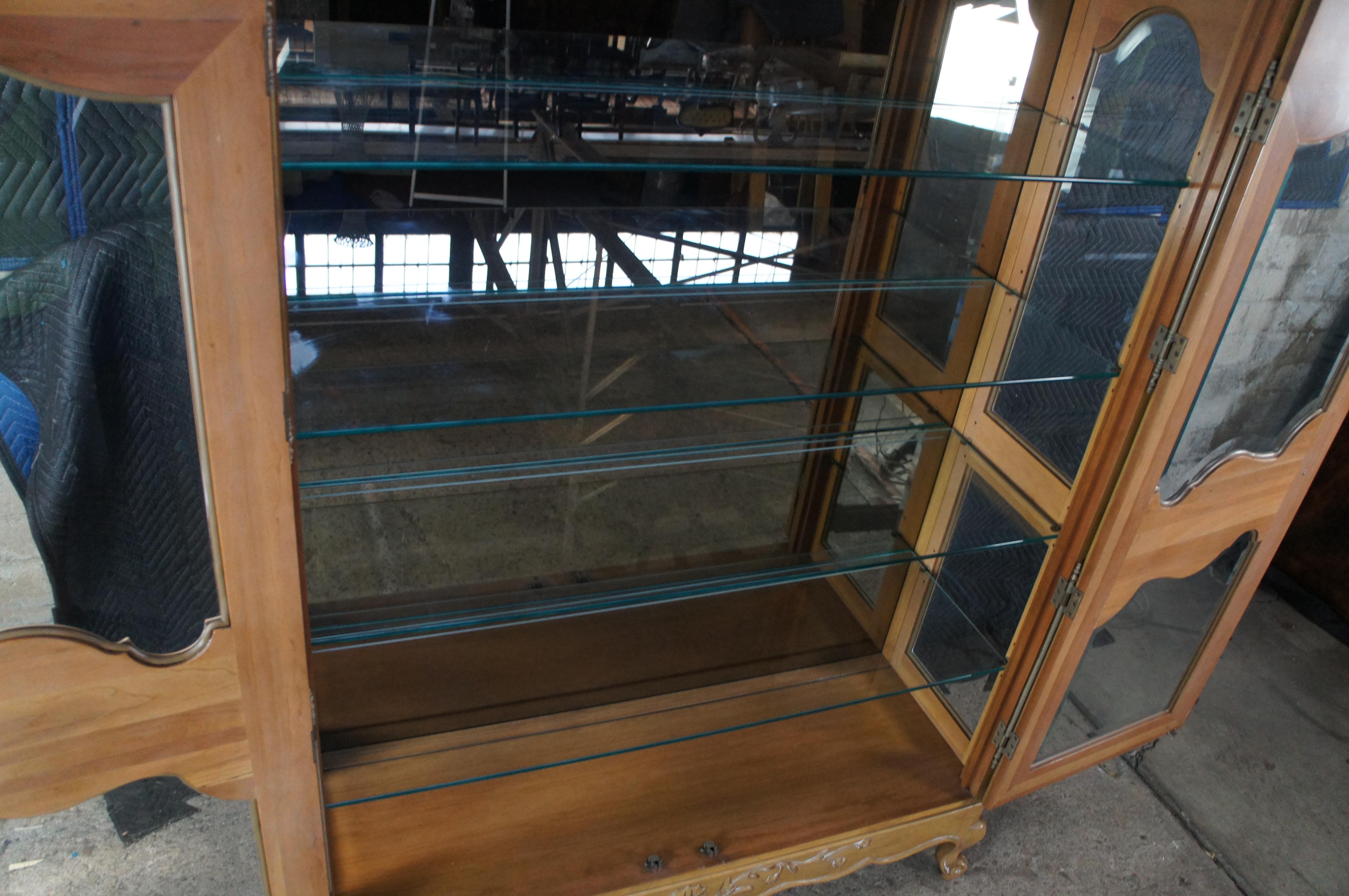 Verre Vitrine à porcelaine en bois fruitier de style Louis XV Bibliothèque Curio en vente