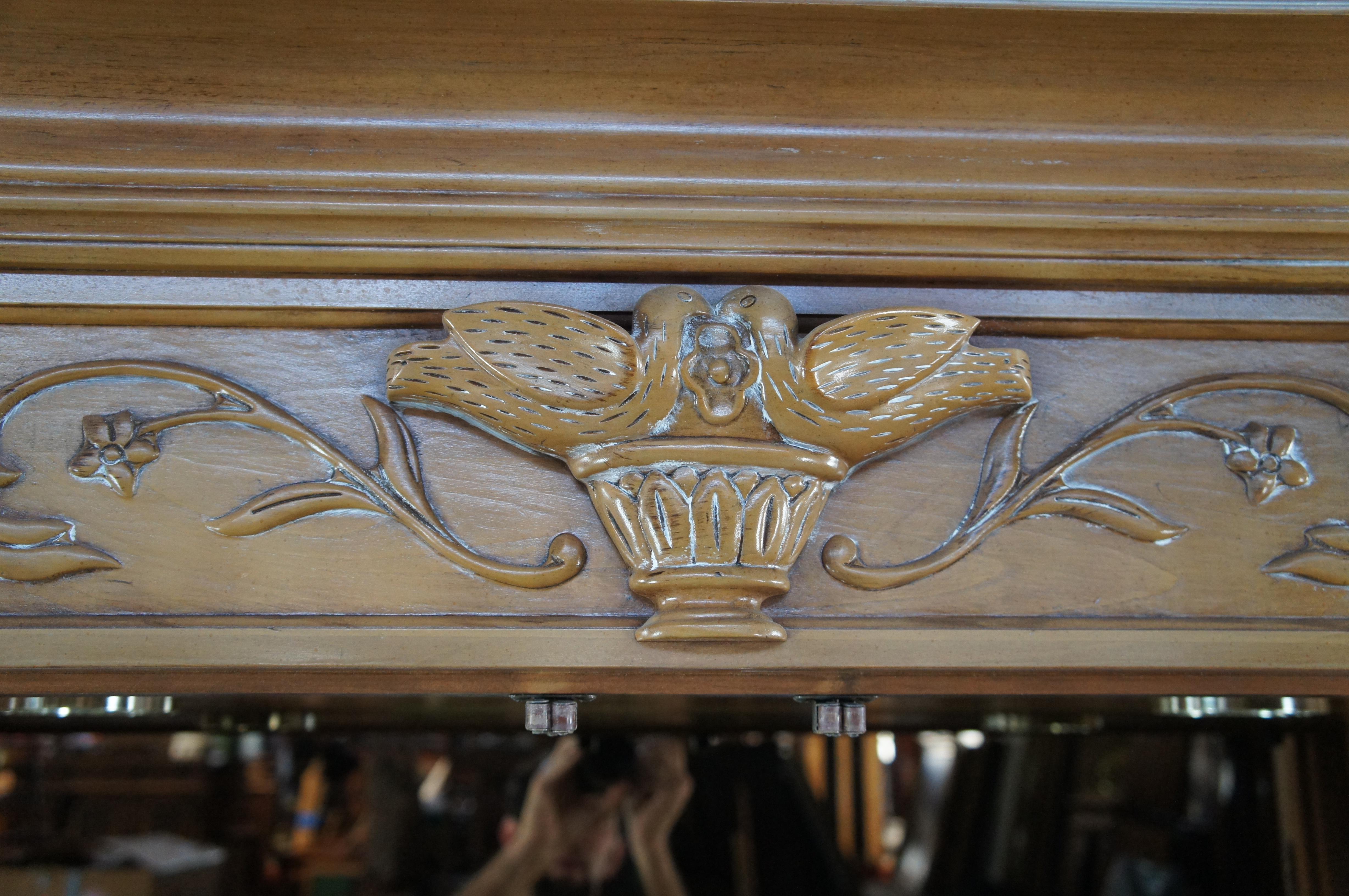 Vitrine à porcelaine en bois fruitier de style Louis XV Bibliothèque Curio en vente 1