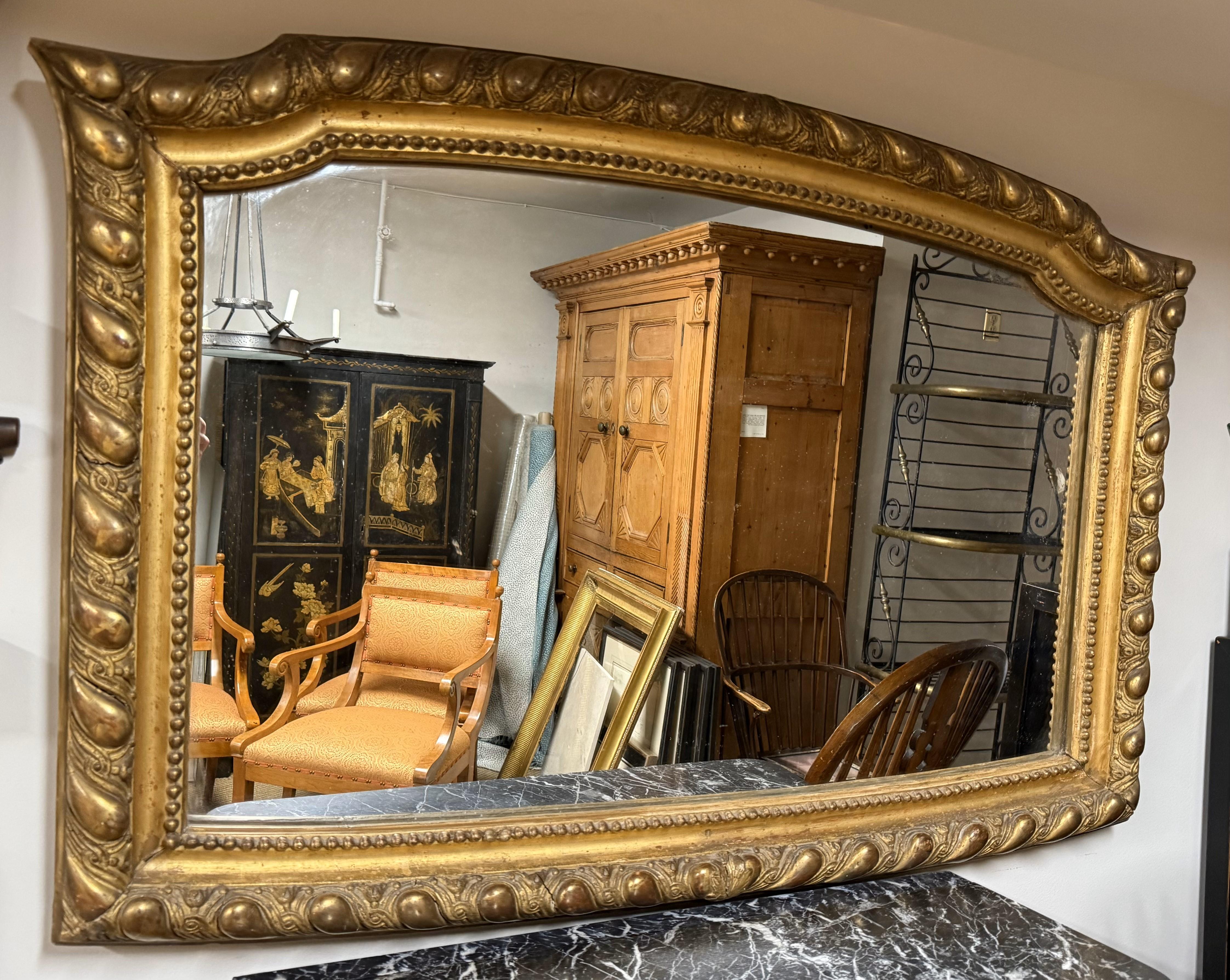 Miroir de style Louis XV, de style provincial français. De belles proportions avec un plateau arqué gentiment, le tout conservant la finition dorée d'origine. Fabriqué en France vers 1860.

Il s'agit d'un miroir à trumeau de style Louis XV richement