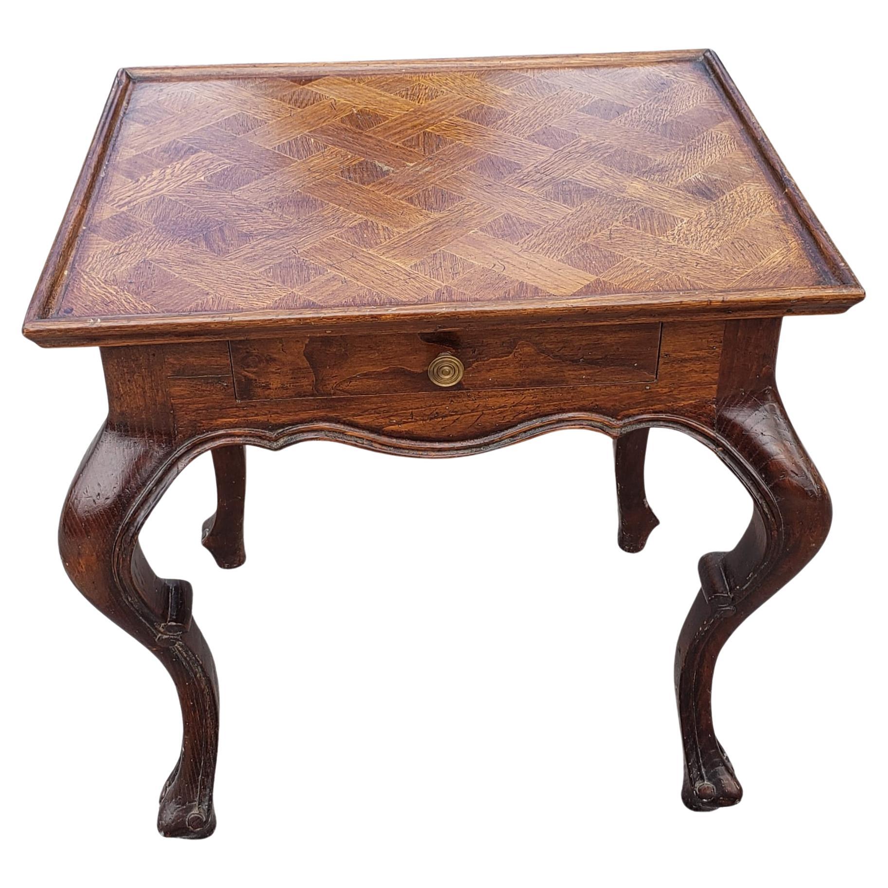 Une élégante table d'appoint en parquet de noyer de style Louis XV en très bon état. 
Dimensions : 26